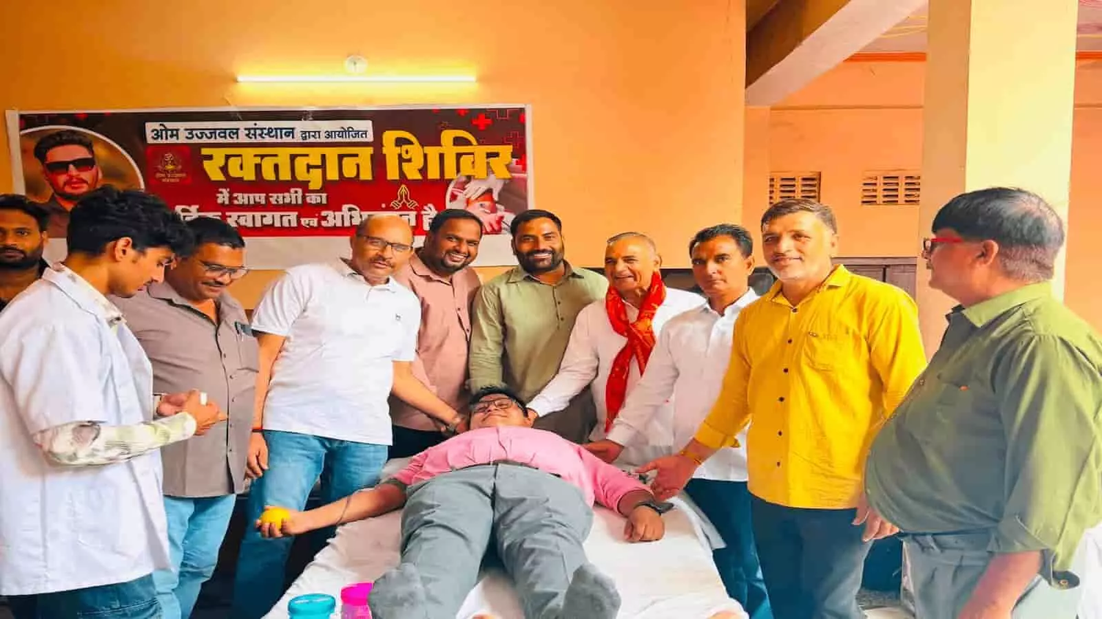 तस्वीर में पांसल में रक्तदान शिविर के दौरान बेड पर लेटे व्यक्ति को रक्तदान करते हुए दिखाया गया है। तस्वीर में पांसल में रक्तदान शिविर के दौरान बेड पर लेटे व्यक्ति को रक्तदान करते हुए दिखाया गया है।