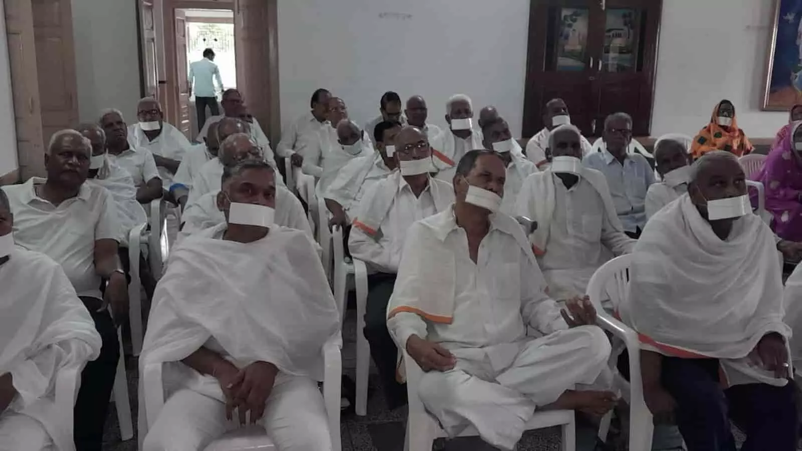 तस्वीर में आमेट स्थित तेरापंथ सभा भवन में सफेद वस्त्र पहने बैठे हुए श्रद्धालु नजर आ रहे हैं। तस्वीर में आमेट स्थित तेरापंथ सभा भवन में सफेद वस्त्र पहने बैठे हुए श्रद्धालु नजर आ रहे हैं।
