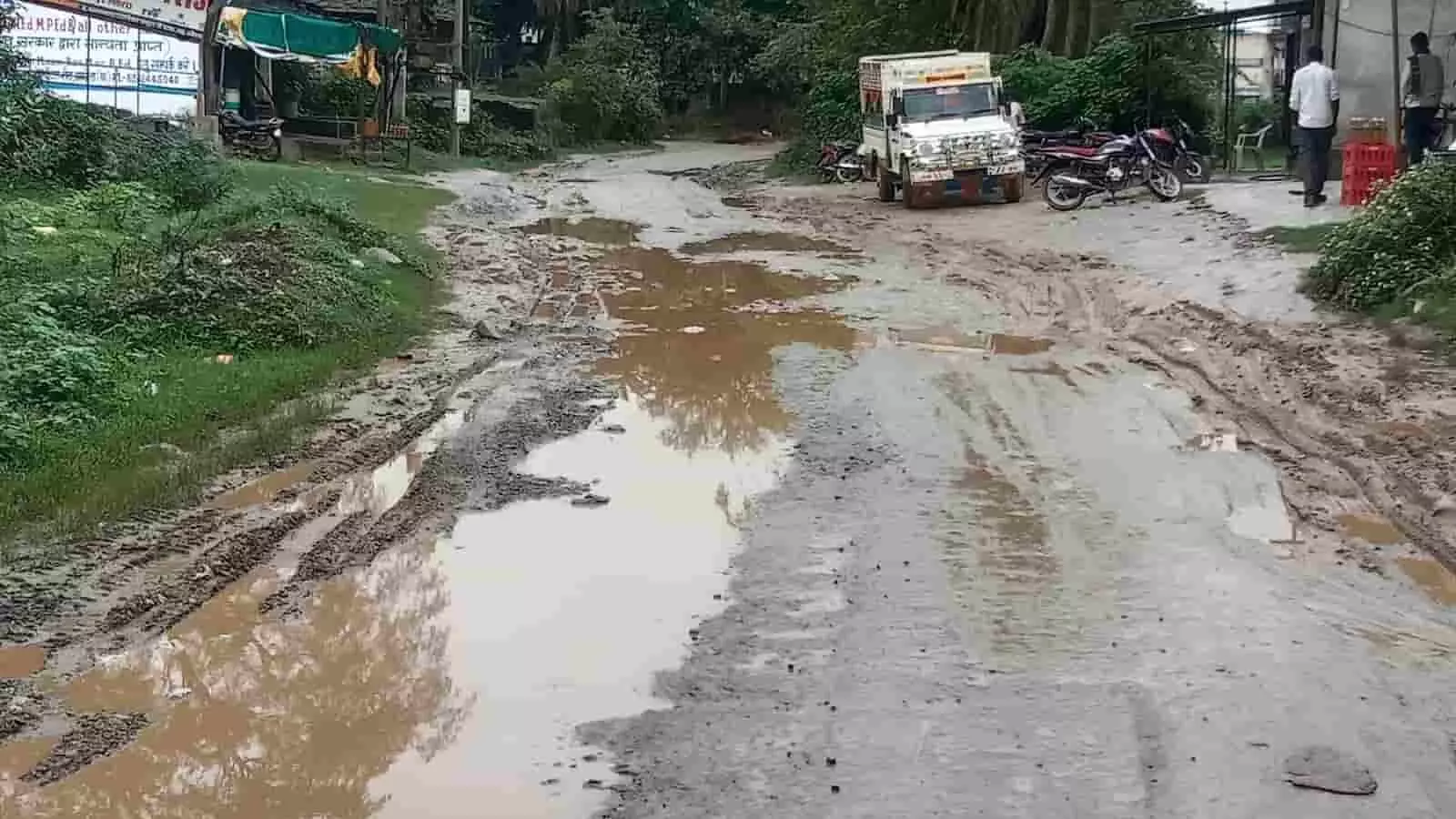 तस्वीर में खेरवाड़ा में बदहाल सड़क और पानी से भरे गड्ढे दिखाई दे रहे हैं। तस्वीर में खेरवाड़ा में बदहाल सड़क और पानी से भरे गड्ढे दिखाई दे रहे हैं।
