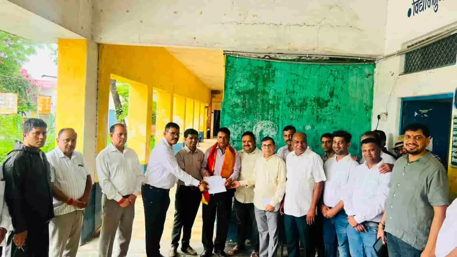 तस्वीर में परिसर के अंदर खड़े होकर प्रमाण-पत्र प्राप्त करते समाज के सदस्य दिख रहे हैं। तस्वीर में परिसर के अंदर खड़े होकर प्रमाण-पत्र प्राप्त करते समाज के सदस्य दिख रहे हैं।