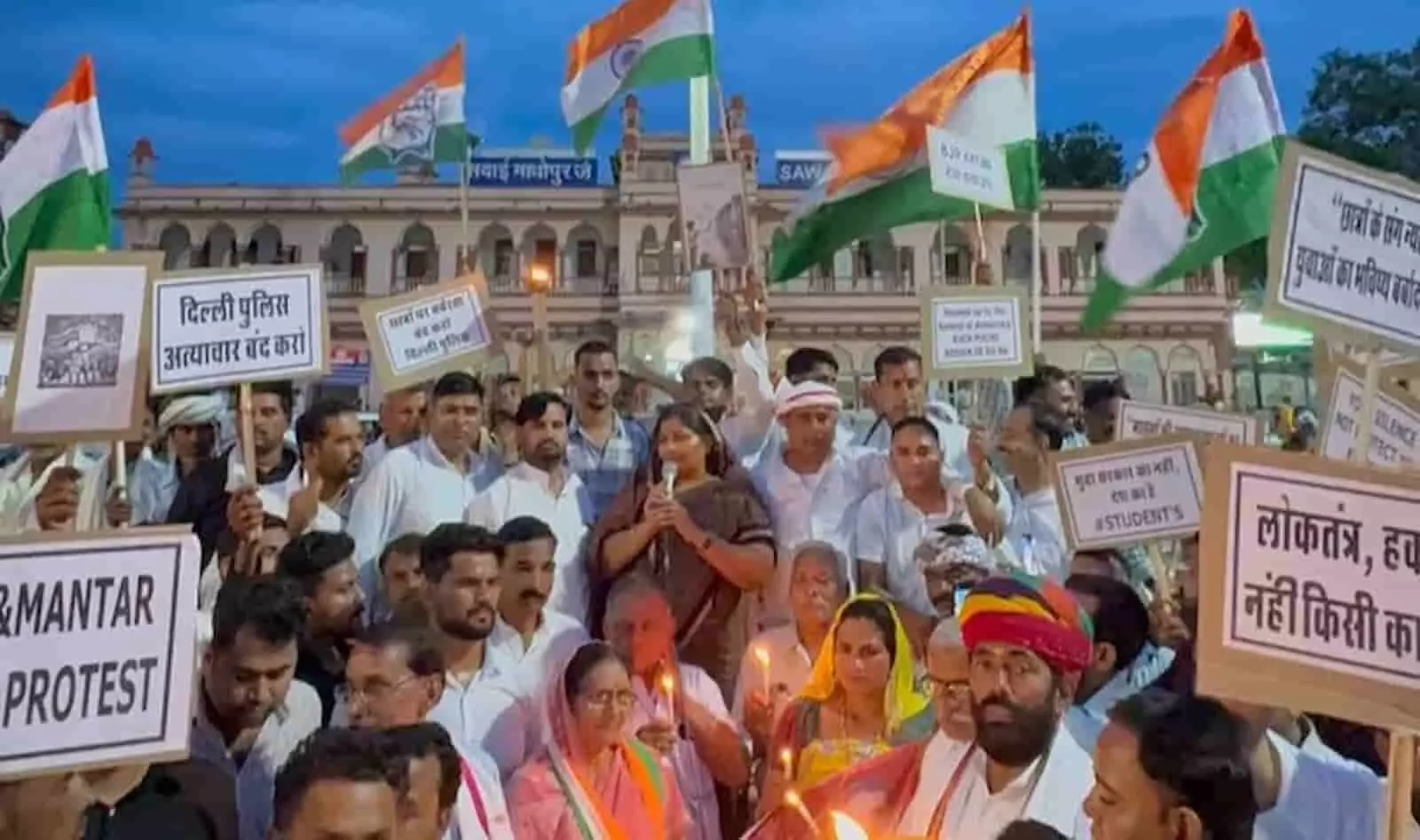 सवाई माधोपुर में हाथों में तख्तियां और तिरंगे लेकर कैंडल मार्च निकालते कांग्रेस कार्यकर्ता। सवाई माधोपुर में हाथों में तख्तियां और तिरंगे लेकर कैंडल मार्च निकालते कांग्रेस कार्यकर्ता।