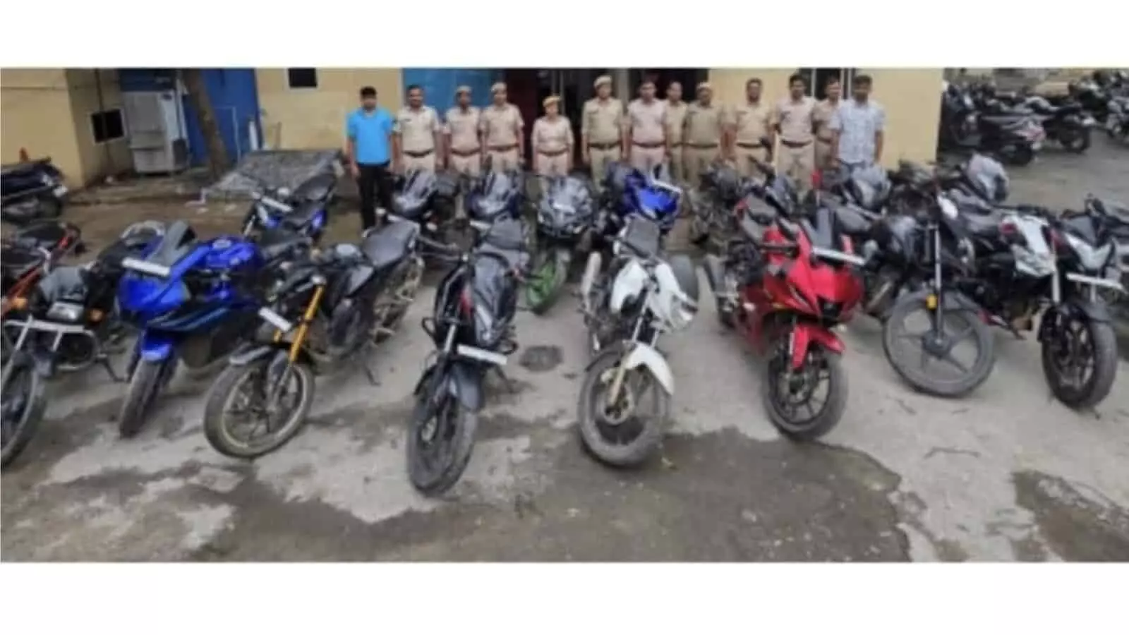 खेरवाड़ा पुलिस थाने के परिसर में पुलिस अधिकारियों के सामने जब्त की गई पावर बाइक्स खड़ी हैं। खेरवाड़ा पुलिस थाने के परिसर में पुलिस अधिकारियों के सामने जब्त की गई पावर बाइक्स खड़ी हैं।