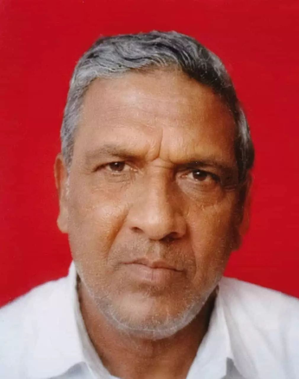 तस्वीर में बुजुर्ग शोभालाल महाजन लाल पृष्ठभूमि के सामने दिखाई दे रहे हैं। तस्वीर में बुजुर्ग शोभालाल महाजन लाल पृष्ठभूमि के सामने दिखाई दे रहे हैं।
