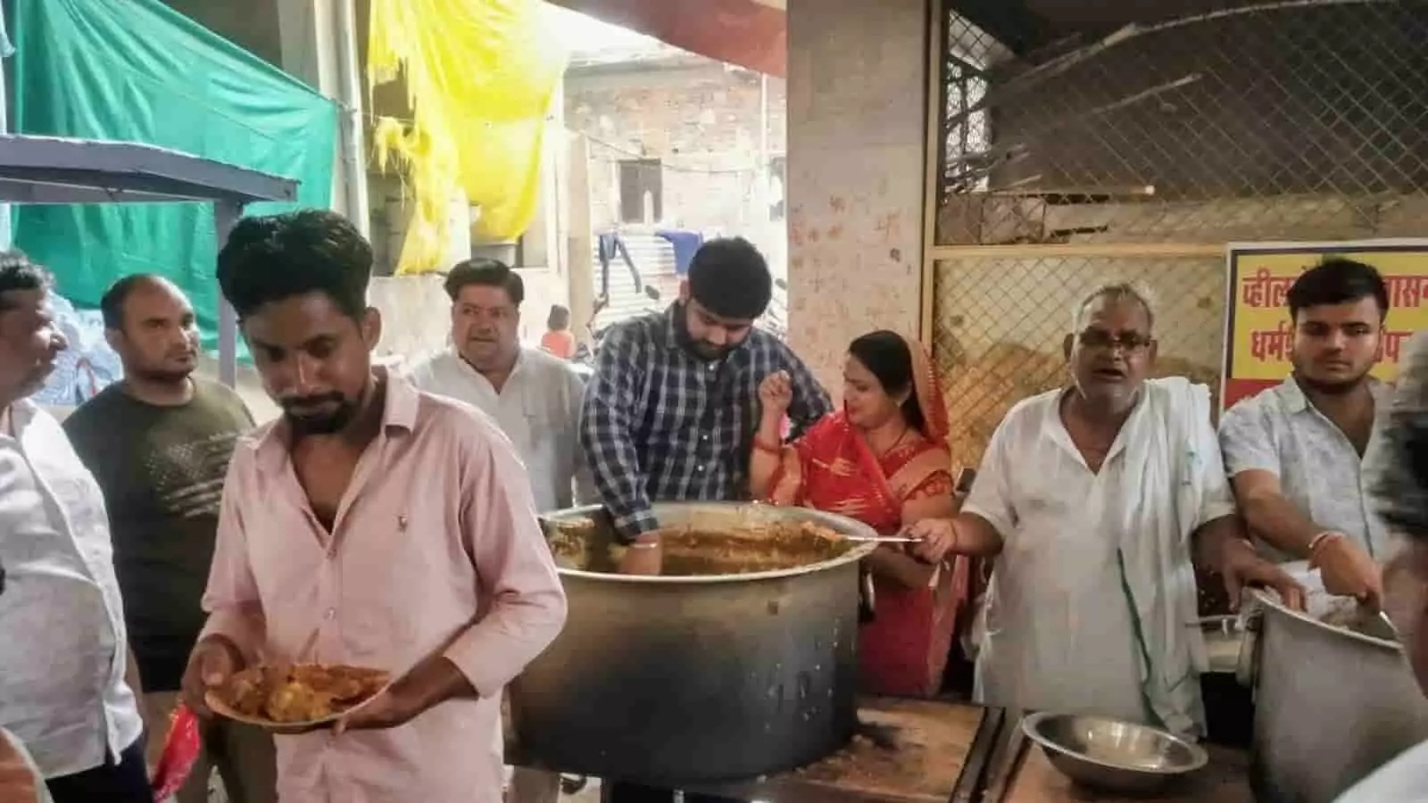तस्वीर में गंगापुर सिटी में मंदिर के समीप आयोजित भंडारे के दौरान प्रसादी वितरित करते हुए लोग दिखाई दे रहे हैं। तस्वीर में गंगापुर सिटी में मंदिर के समीप आयोजित भंडारे के दौरान प्रसादी वितरित करते हुए लोग दिखाई दे रहे हैं।