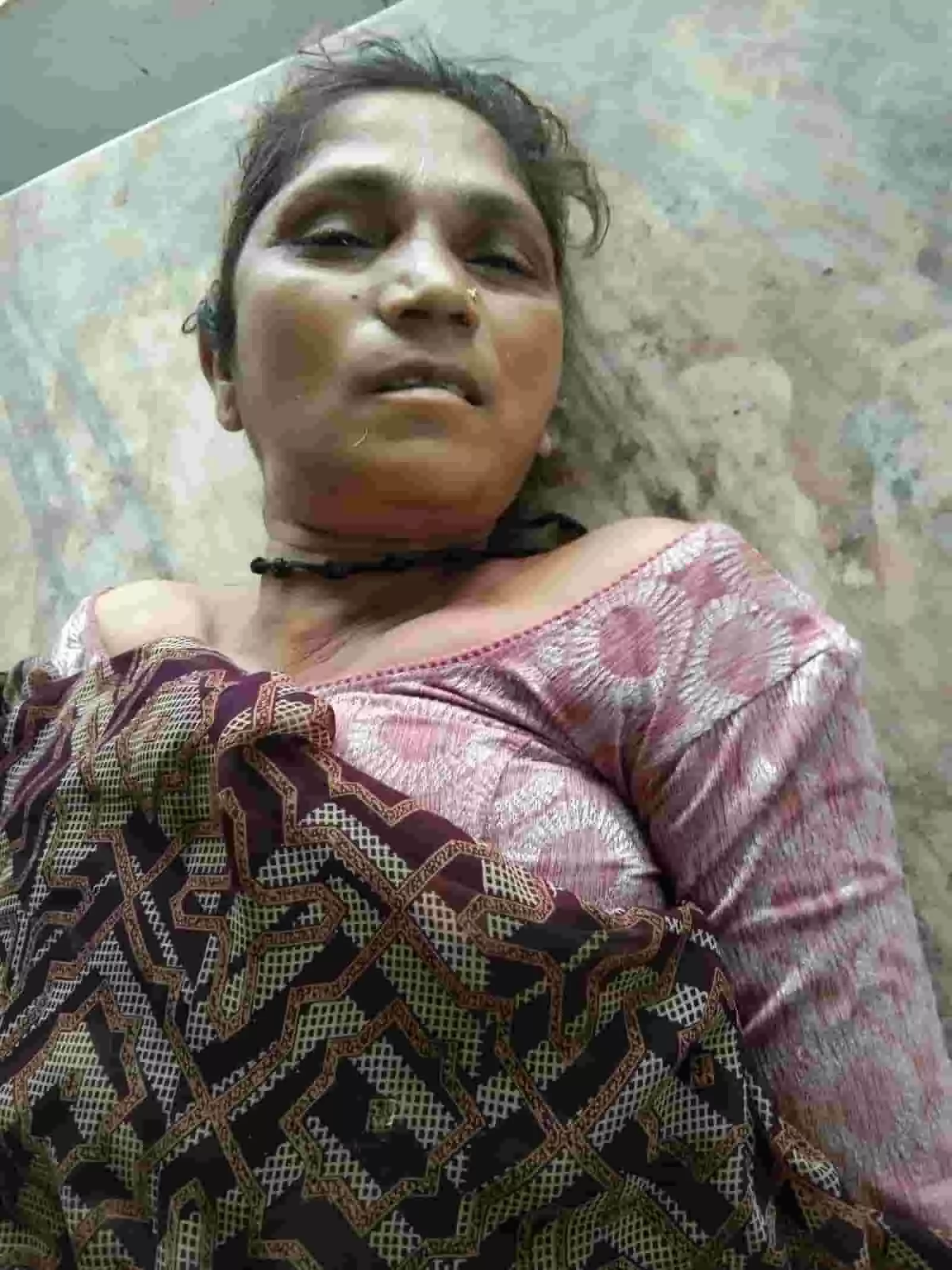 तस्वीर में एक महिला फर्श पर लेटी हुई स्थिति में स्पष्ट रूप से दिखाई दे रही है। तस्वीर में एक महिला फर्श पर लेटी हुई स्थिति में स्पष्ट रूप से दिखाई दे रही है।