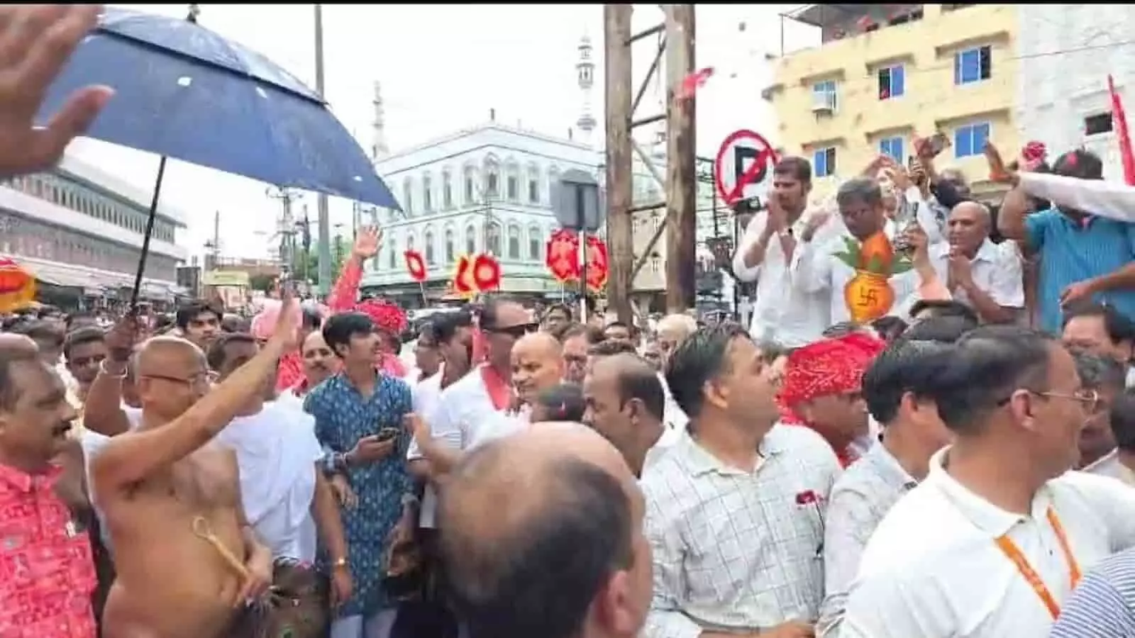 भीलवाड़ा के रेलवे स्टेशन चौराहे पर राष्ट्र संत पुलक सागर महाराज के स्वागत में खड़े श्रद्धालु। भीलवाड़ा के रेलवे स्टेशन चौराहे पर राष्ट्र संत पुलक सागर महाराज के स्वागत में खड़े श्रद्धालु।