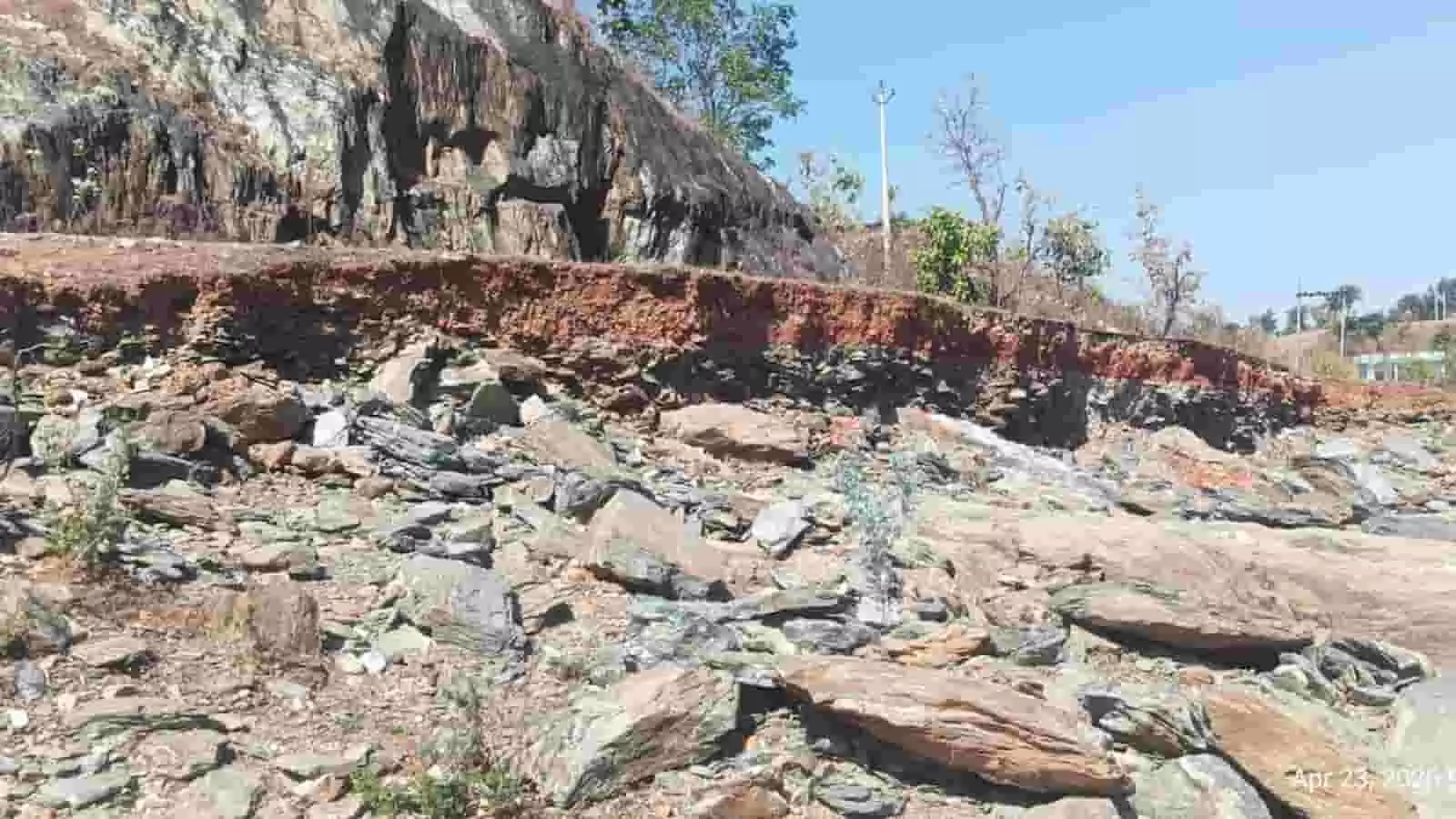 तस्वीर में खेरवाड़ा के भाखरा में नदी कटाव से क्षतिग्रस्त सड़क का किनारा दिखाई दे रहा है। तस्वीर में खेरवाड़ा के भाखरा में नदी कटाव से क्षतिग्रस्त सड़क का किनारा दिखाई दे रहा है।