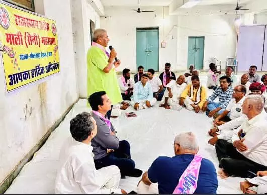 भीलवाड़ा में माली (सैनी) महासभा की बैठक को संबोधित करते वक्ता और बैठे सदस्य। भीलवाड़ा में माली (सैनी) महासभा की बैठक को संबोधित करते वक्ता और बैठे सदस्य।