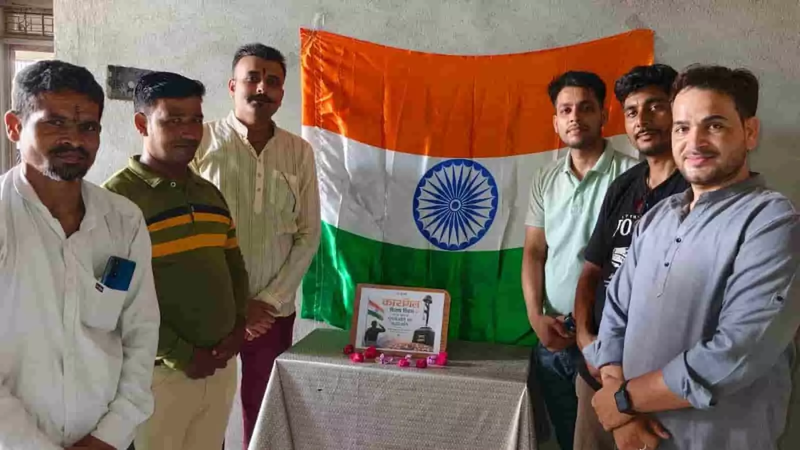 तस्वीर में करौली में कारगिल विजय दिवस पर तिरंगे के आगे खड़े युवा श्रद्धांजलि अर्पित कर रहे हैं। तस्वीर में करौली में कारगिल विजय दिवस पर तिरंगे के आगे खड़े युवा श्रद्धांजलि अर्पित कर रहे हैं।