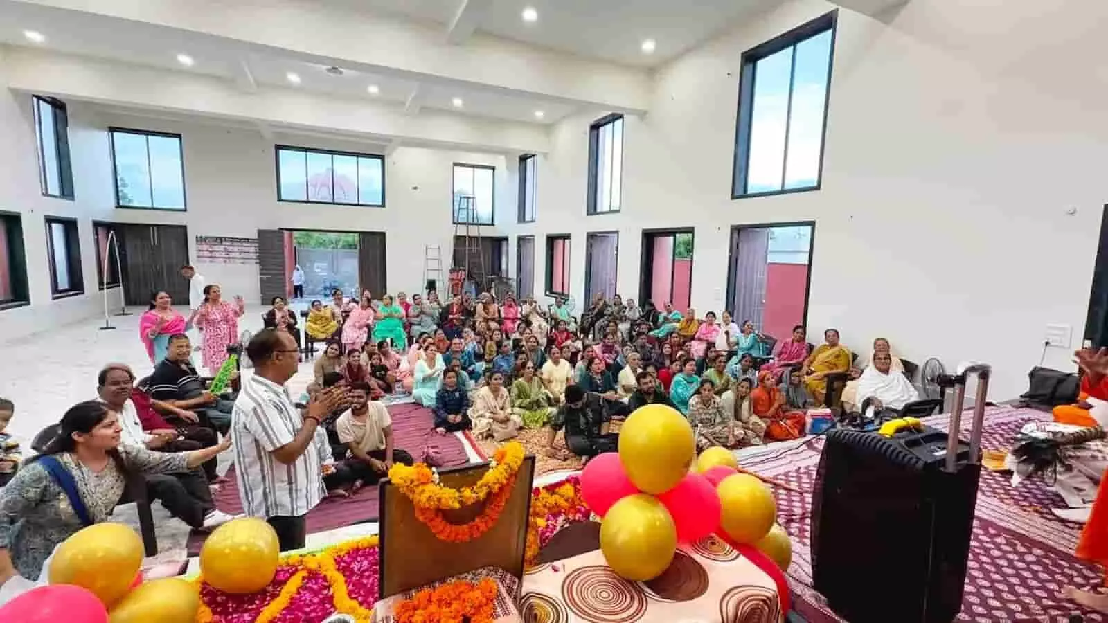 भीलवाड़ा के प्रेम प्रकाश आश्रम में छठी महोत्सव के दौरान बैठे हुए श्रद्धालु। भीलवाड़ा के प्रेम प्रकाश आश्रम में छठी महोत्सव के दौरान बैठे हुए श्रद्धालु।
