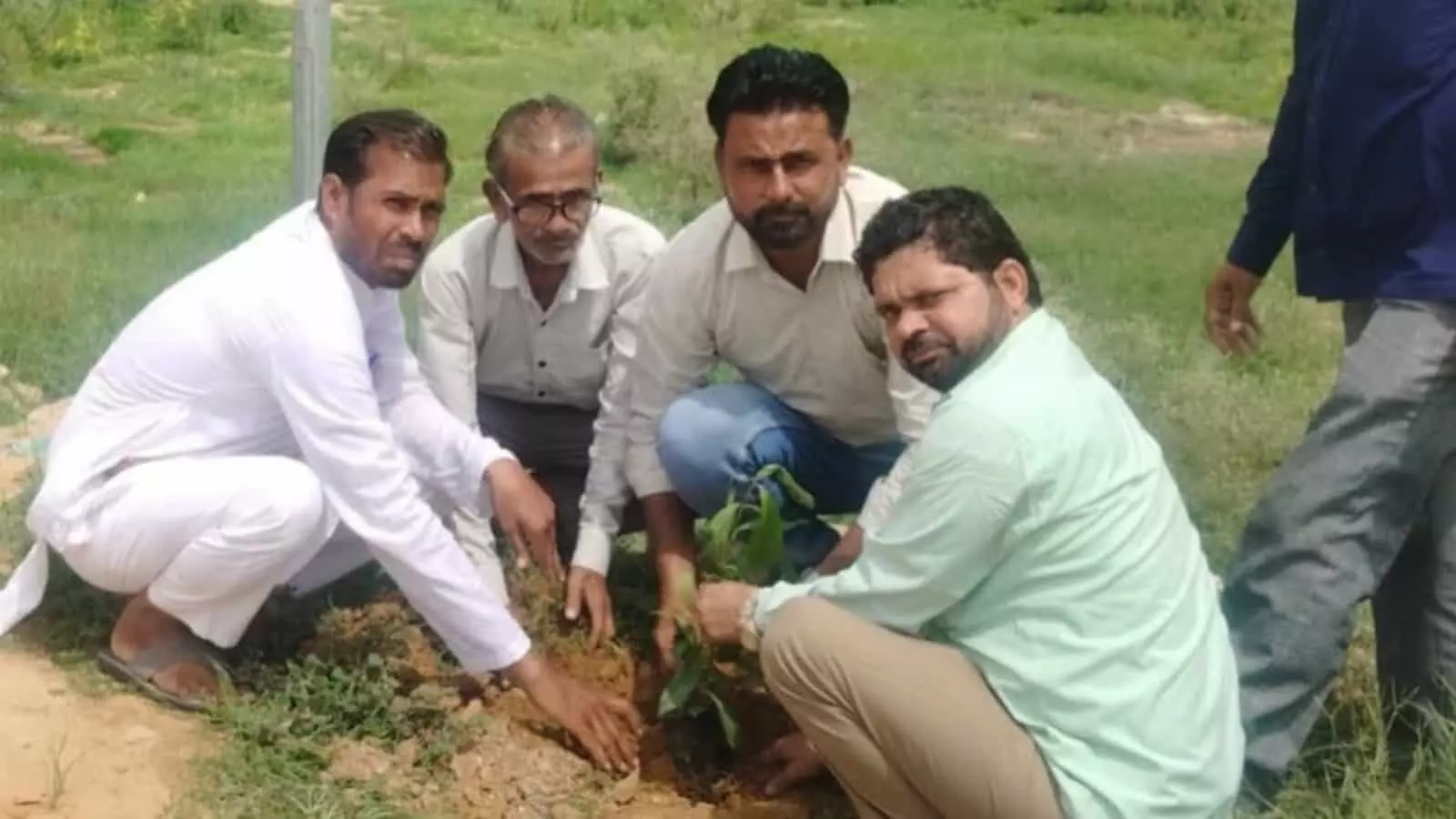 तस्वीर में गंगापुर सिटी के छात्रावास परिसर में पौधे लगाते हुए अधिकारी और शिक्षा अनुदेशक नजर आ रहे हैं। तस्वीर में गंगापुर सिटी के छात्रावास परिसर में पौधे लगाते हुए अधिकारी और शिक्षा अनुदेशक नजर आ रहे हैं।