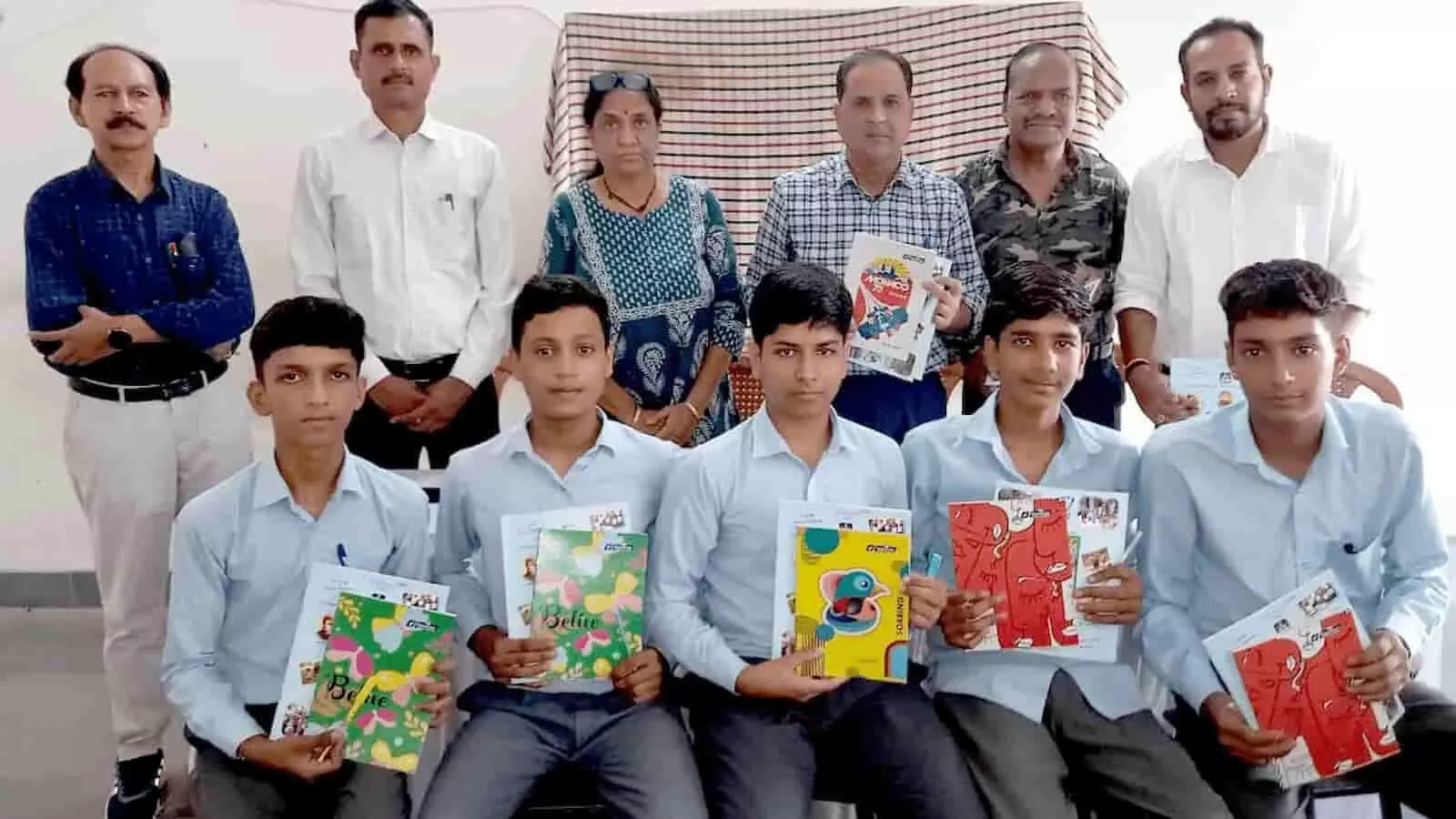 तस्वीर में महात्मा गांधी राजकीय विद्यालय भीमगंज में स्टेशनरी के साथ बैठे विद्यार्थी और शिक्षक नजर आ रहे हैं। तस्वीर में महात्मा गांधी राजकीय विद्यालय भीमगंज में स्टेशनरी के साथ बैठे विद्यार्थी और शिक्षक नजर आ रहे हैं।