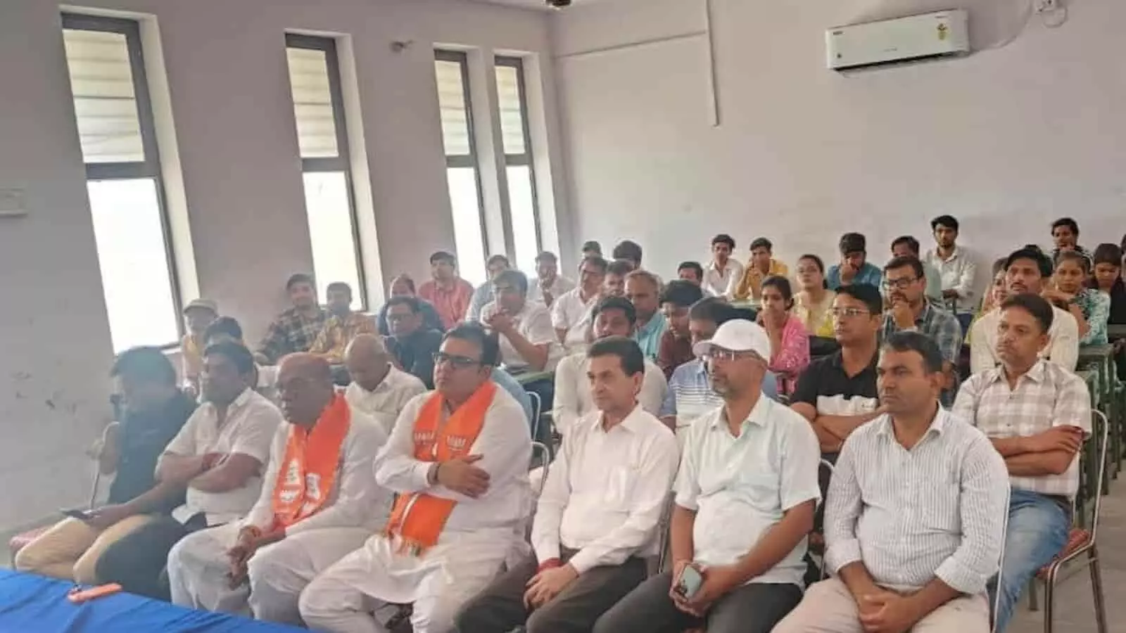 तस्वीर में गंगापुर सिटी के कार्यक्रम में बैठे भाजपा कार्यकर्ता और लोग दिख रहे हैं। तस्वीर में गंगापुर सिटी के कार्यक्रम में बैठे भाजपा कार्यकर्ता और लोग दिख रहे हैं।