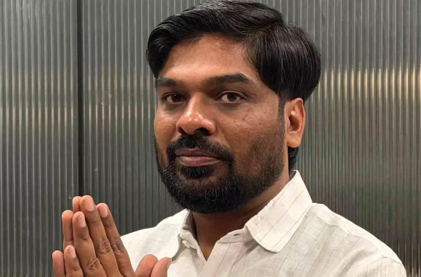 तस्वीर में नवनियुक्त उपाध्यक्ष विजय कुमार गुप्ता सफेद रंग की कमीज पहने नमस्कार मुद्रा में हैं। तस्वीर में नवनियुक्त उपाध्यक्ष विजय कुमार गुप्ता सफेद रंग की कमीज पहने नमस्कार मुद्रा में हैं।