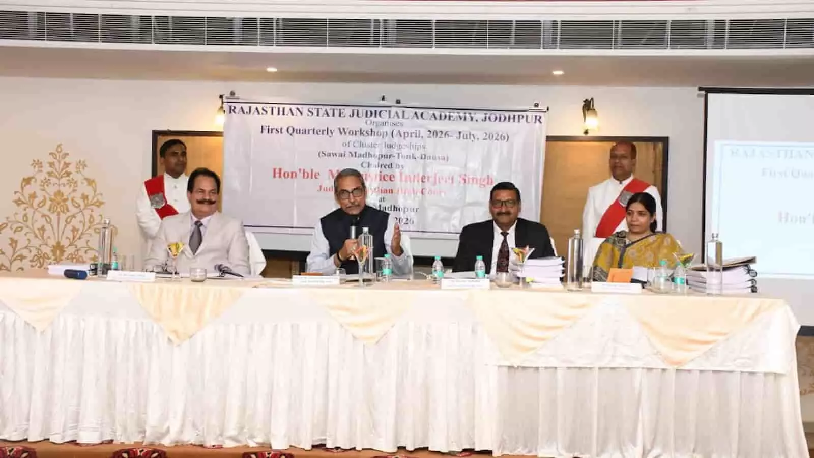 सवाई माधोपुर में कार्यशाला के दौरान मंच पर बैठे माननीय न्यायाधिपति इन्द्रजीत सिंह और अन्य अधिकारीगण। सवाई माधोपुर में कार्यशाला के दौरान मंच पर बैठे माननीय न्यायाधिपति इन्द्रजीत सिंह और अन्य अधिकारीगण।