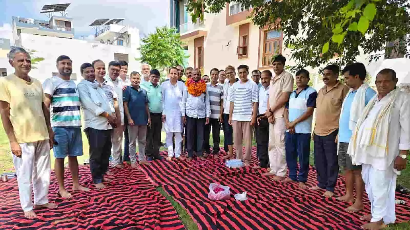 तस्वीर में जयपुर के जगतपुरा स्थित शिवसागर योजना के पार्क में नई कार्यकारिणी के गठन के दौरान एकत्रित कॉलोनी के निवासी नजर आ रहे हैं। तस्वीर में जयपुर के जगतपुरा स्थित शिवसागर योजना के पार्क में नई कार्यकारिणी के गठन के दौरान एकत्रित कॉलोनी के निवासी नजर आ रहे हैं।