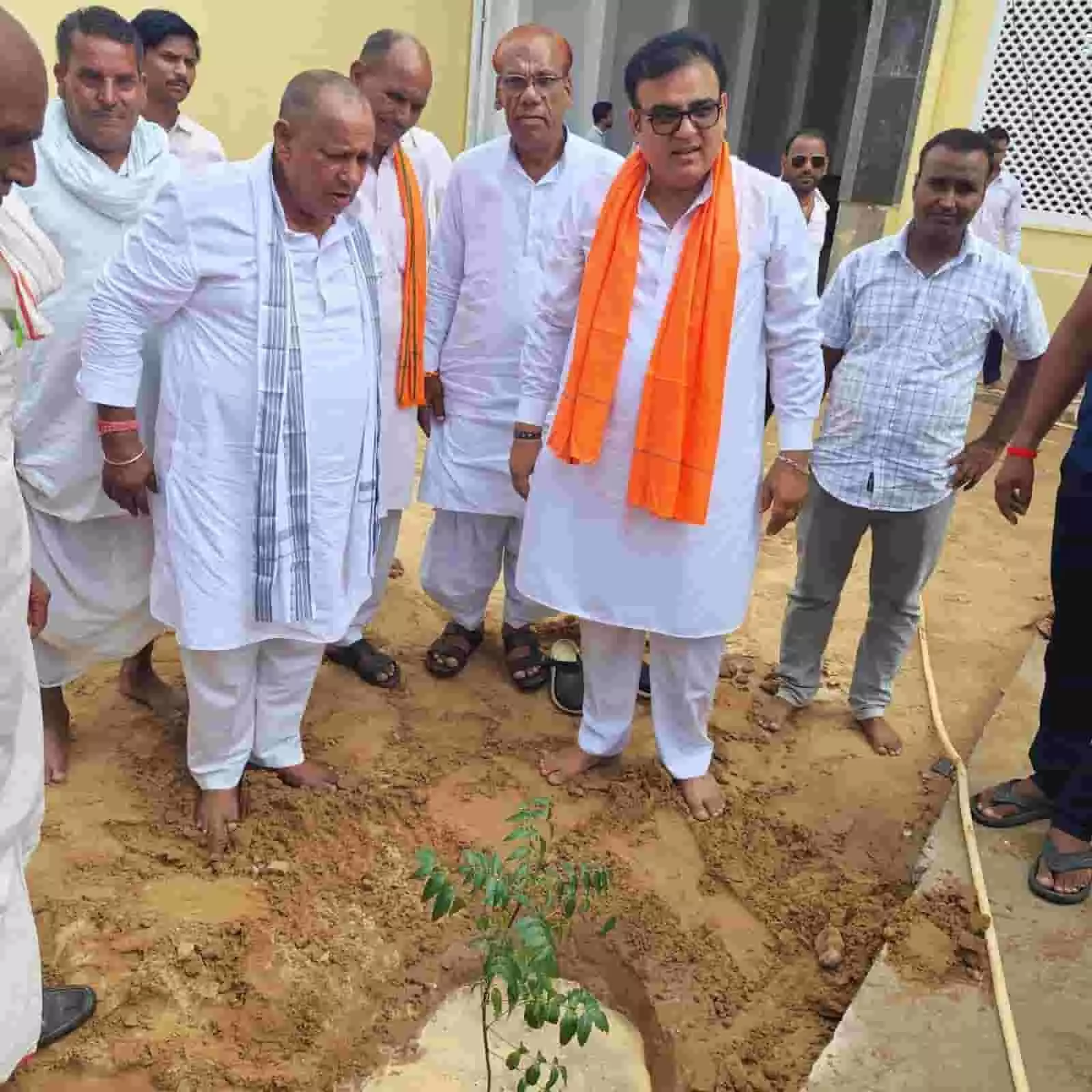 तस्वीर में गंगापुर सिटी में पौधारोपण कार्यक्रम के दौरान भाजपा नेता पौधे के पास खड़े हैं। तस्वीर में गंगापुर सिटी में पौधारोपण कार्यक्रम के दौरान भाजपा नेता पौधे के पास खड़े हैं।