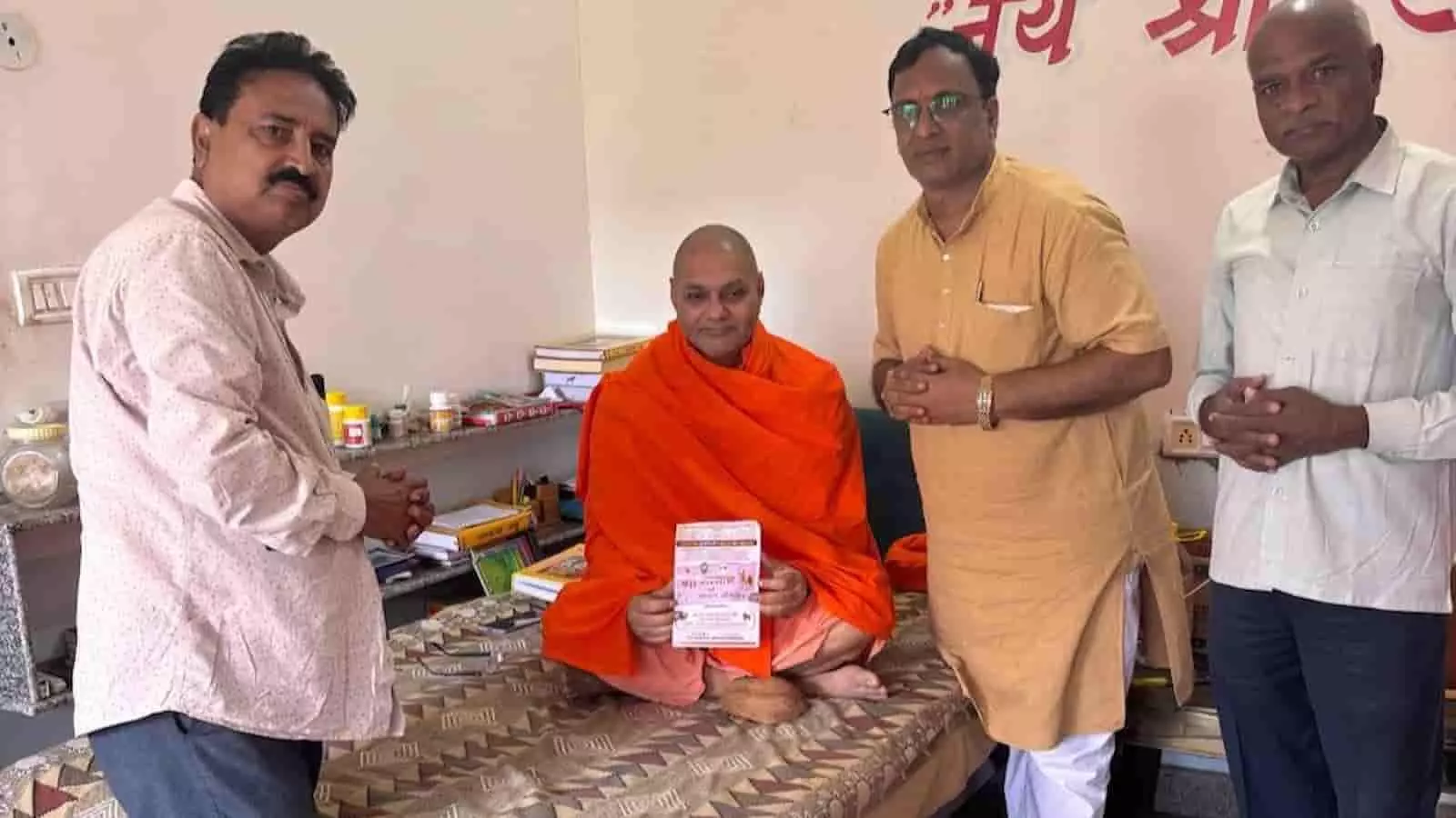 तस्वीर में संत और तीन लोग सवाई माधोपुर में गो सम्मान अभियान के संदर्भ में बैठे दिख रहे हैं। तस्वीर में संत और तीन लोग सवाई माधोपुर में गो सम्मान अभियान के संदर्भ में बैठे दिख रहे हैं।