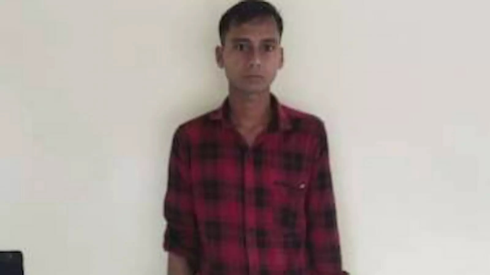 मानटाउन पुलिस की बड़ी कार्रवाई, साइबर ठगी में फरार 2 हजार के इनामी आरोपी को दबोचा