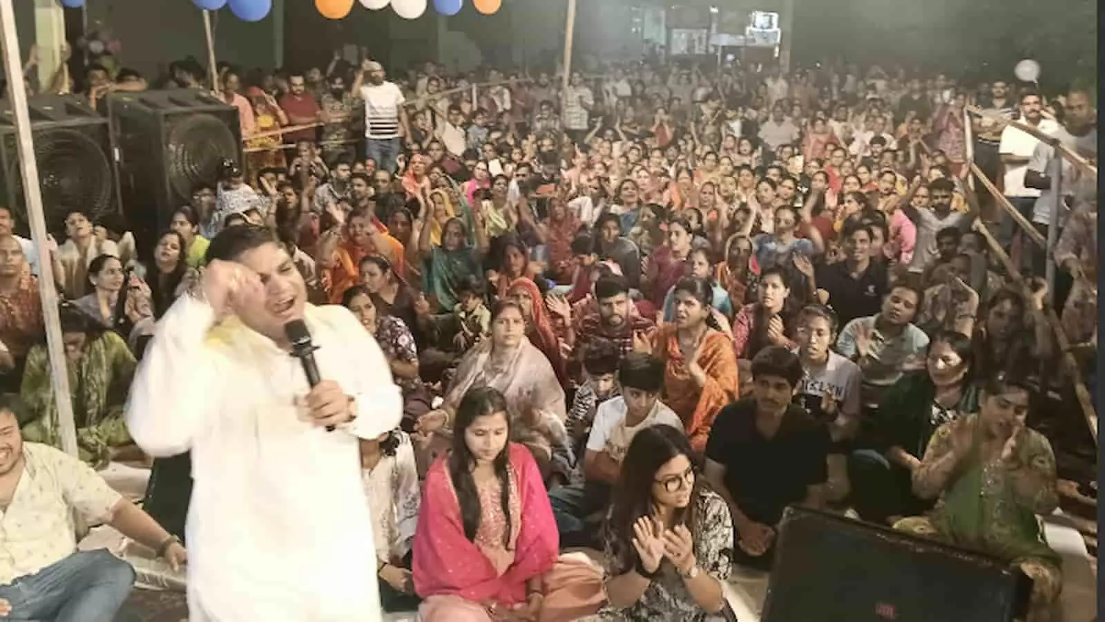 काशीपुरी धाम स्थित श्री श्याम मंदिर के संकीर्तन कार्यक्रम में भजन गाते गायक और बैठी भीड़। काशीपुरी धाम स्थित श्री श्याम मंदिर के संकीर्तन कार्यक्रम में भजन गाते गायक और बैठी भीड़।