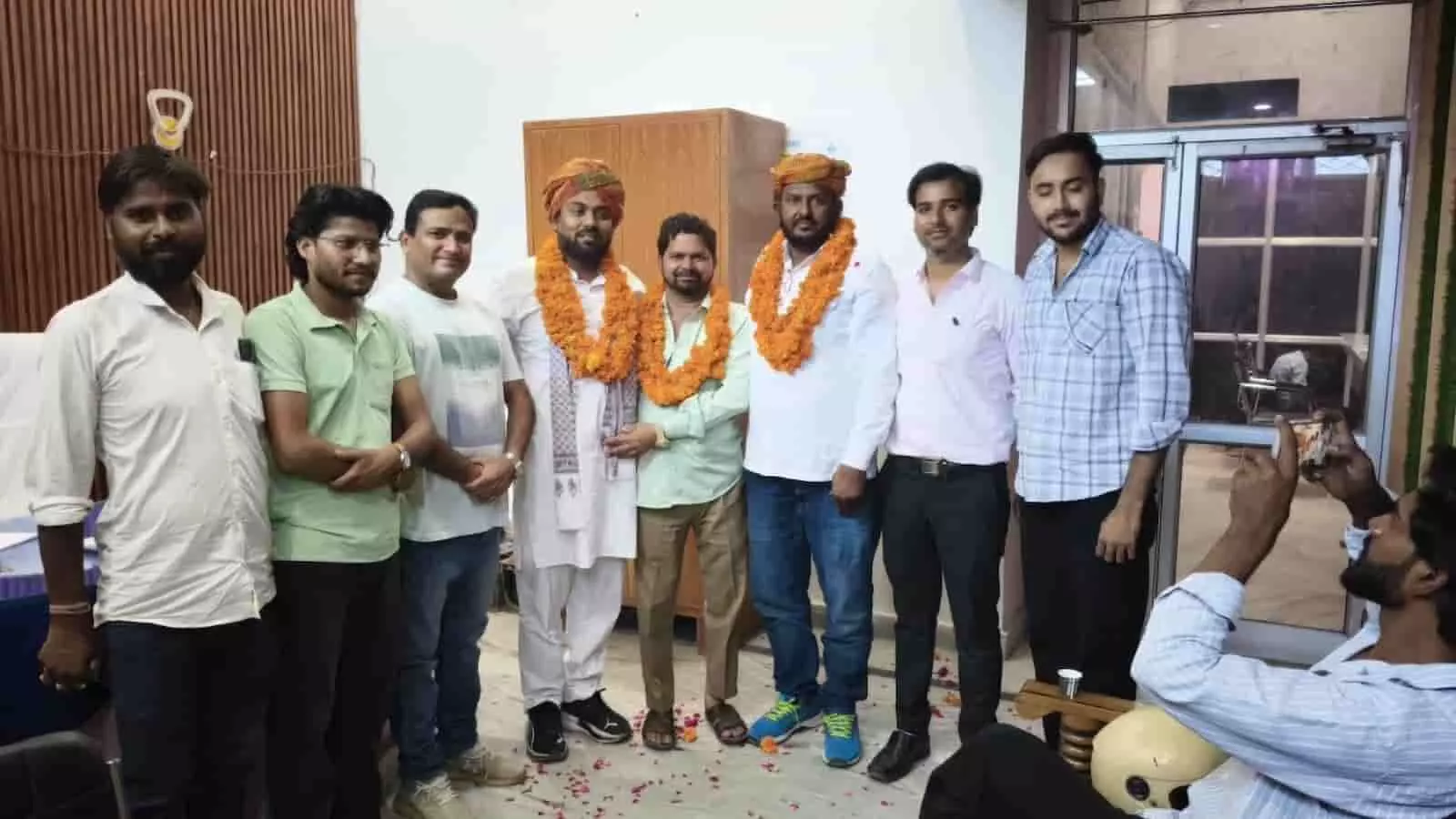 तस्वीर में गंगापुर सिटी में भाजपा अल्पसंख्यक मोर्चा के स्वागत कार्यक्रम में खड़े लोग दिख रहे हैं। तस्वीर में गंगापुर सिटी में भाजपा अल्पसंख्यक मोर्चा के स्वागत कार्यक्रम में खड़े लोग दिख रहे हैं।