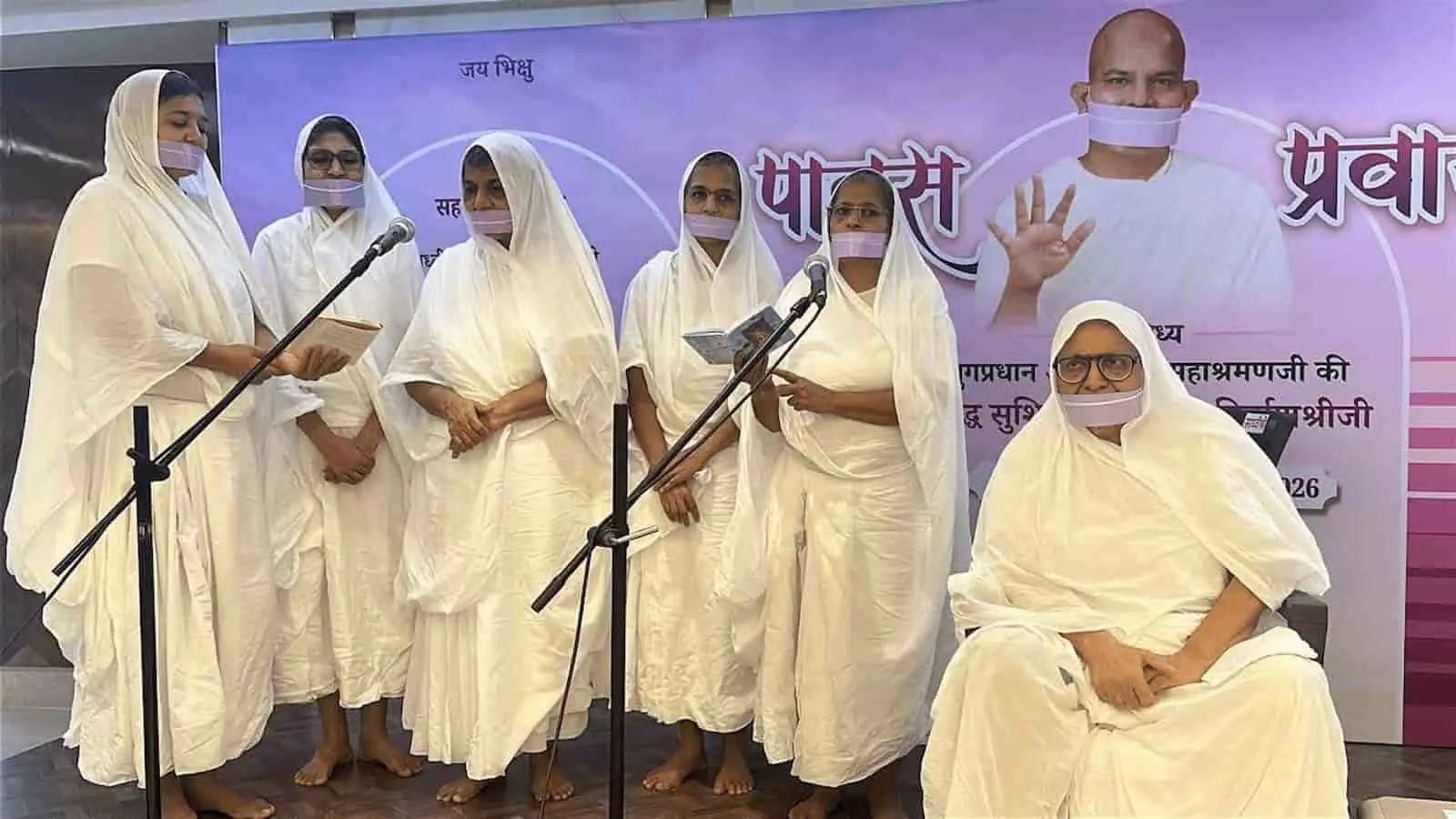 चेंबूर में आचार्य भिक्षु समारोह के दौरान मंच पर उपस्थित साध्वी निर्वाणश्री और साध्वियां। चेंबूर में आचार्य भिक्षु समारोह के दौरान मंच पर उपस्थित साध्वी निर्वाणश्री और साध्वियां।
