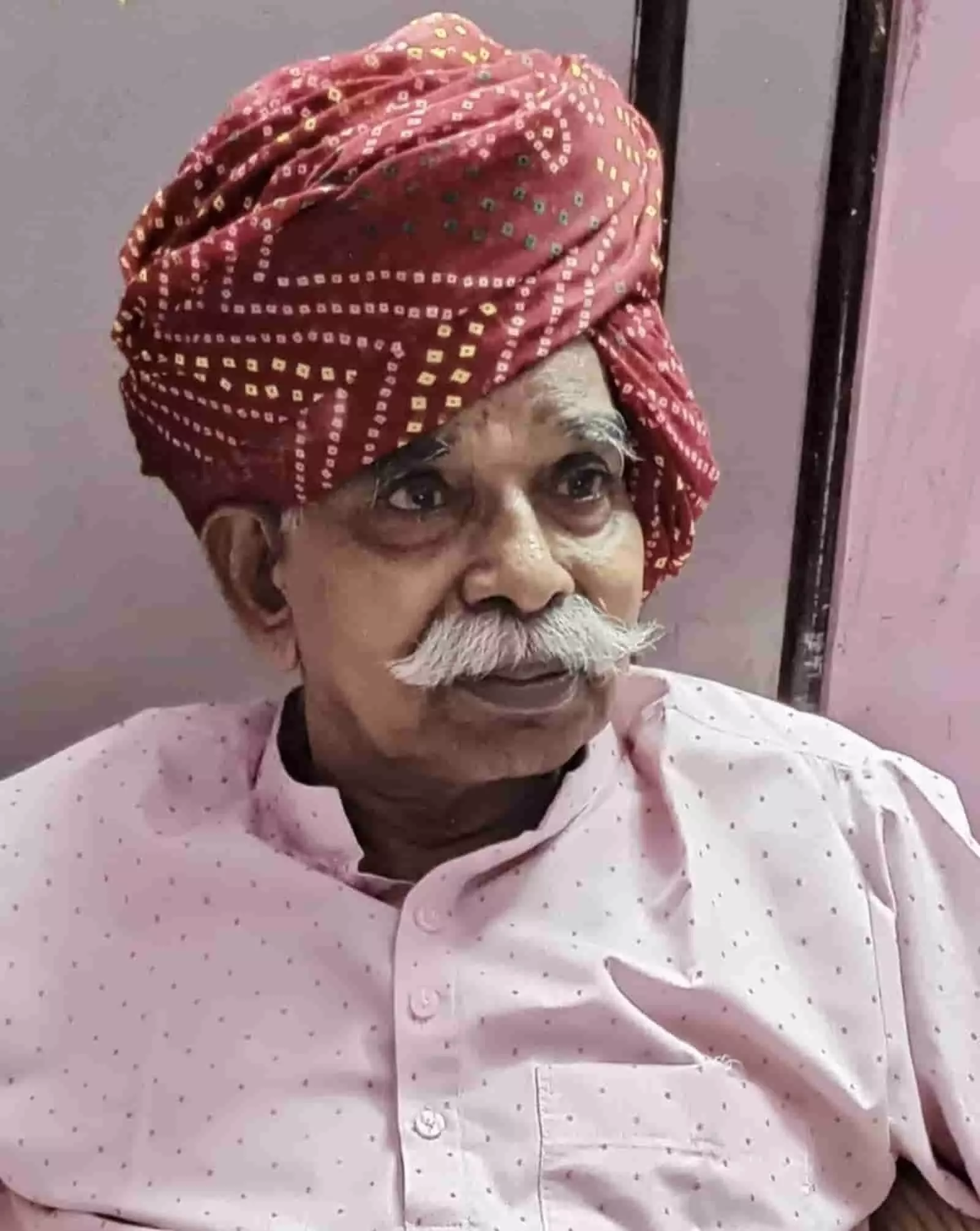 तस्वीर में लाल बंधेज पगड़ी पहने वरिष्ठ साहित्यकार कन्हैयालाल शर्मा का क्लोज-अप शॉट दिखाई दे रहा है। तस्वीर में लाल बंधेज पगड़ी पहने वरिष्ठ साहित्यकार कन्हैयालाल शर्मा का क्लोज-अप शॉट दिखाई दे रहा है।
