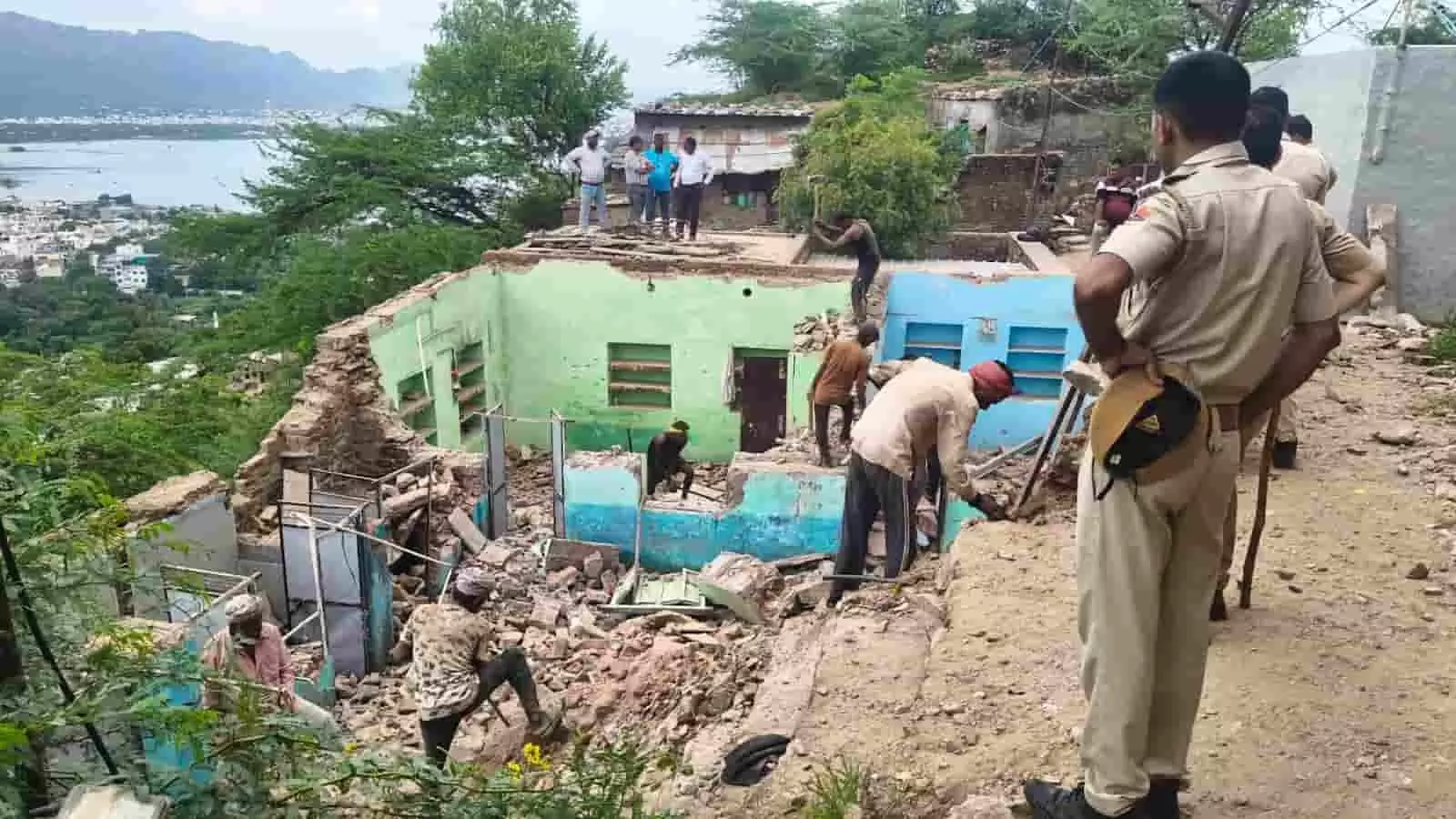 अजमेर में पुलिस बल की मौजूदगी में आरोपियों के अवैध निर्माण को तोड़ा जा रहा है। अजमेर में पुलिस बल की मौजूदगी में आरोपियों के अवैध निर्माण को तोड़ा जा रहा है।