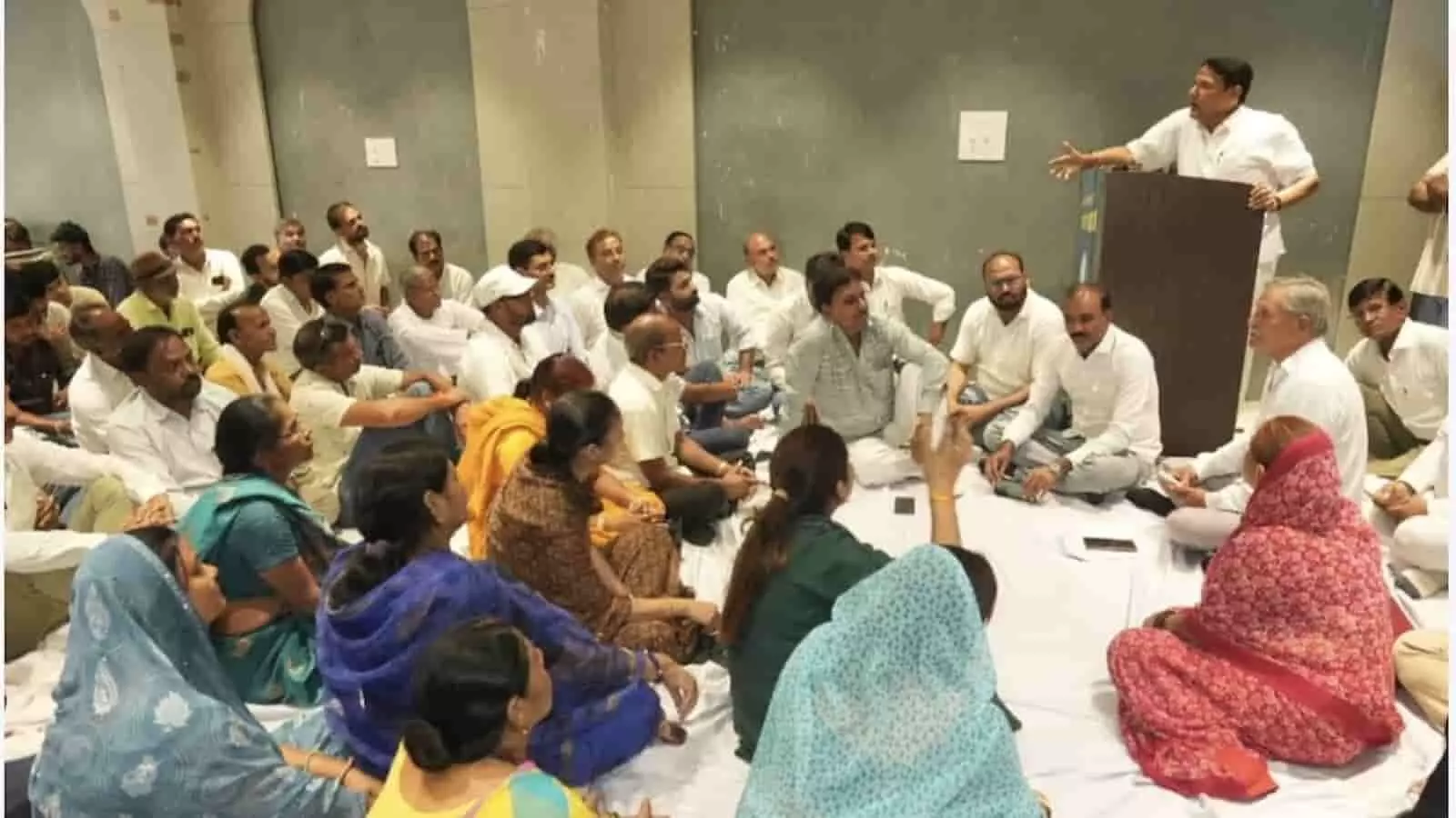 तस्वीर में बारां कांग्रेस कार्यालय में एक बैठक के दौरान संबोधित करते नेता और सुनते कार्यकर्ता दिख रहे हैं।