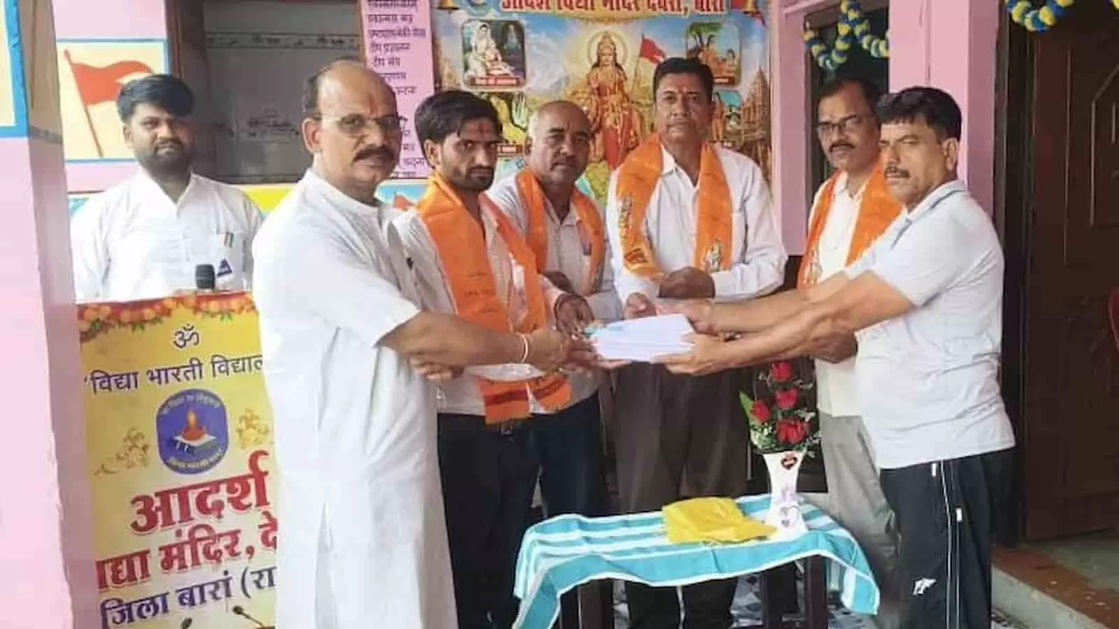 तस्वीर में आदर्श विद्या मंदिर देवरी में गुरु पूर्णिमा कार्यक्रम के दौरान शिक्षकों का सम्मान किया जा रहा है।