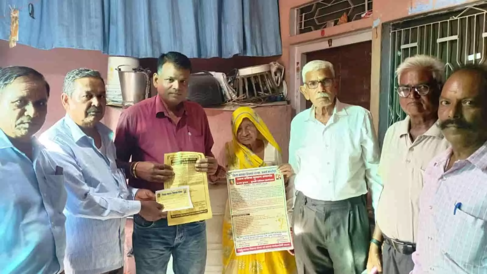 तस्वीर में दिख रहे महावर समाज के प्रतिनिधि पोस्टर दिखाकर कार्यक्रम का प्रचार करते हुए। तस्वीर में दिख रहे महावर समाज के प्रतिनिधि पोस्टर दिखाकर कार्यक्रम का प्रचार करते हुए।
