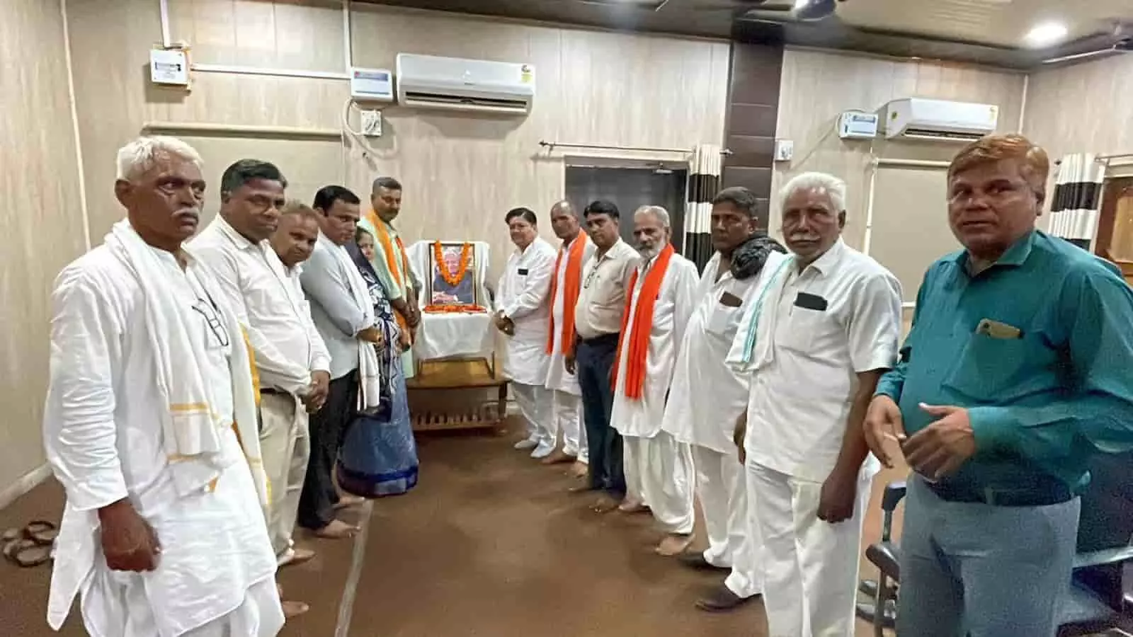 तस्वीर में डॉ. कलाम के चित्र के सामने श्रद्धांजलि सभा में खड़े भाजपा कार्यकर्ता दिख रहे हैं। तस्वीर में डॉ. कलाम के चित्र के सामने श्रद्धांजलि सभा में खड़े भाजपा कार्यकर्ता दिख रहे हैं।