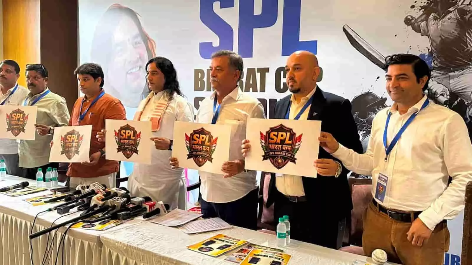 जयपुर में SPL भारत कप कीप्रेस कॉन्फ्रेंस के दौरान बैनर के सामने लोगो थामे अधिकारी नजर आ रहे हैं। जयपुर में SPL भारत कप कीप्रेस कॉन्फ्रेंस के दौरान बैनर के सामने लोगो थामे अधिकारी नजर आ रहे हैं।