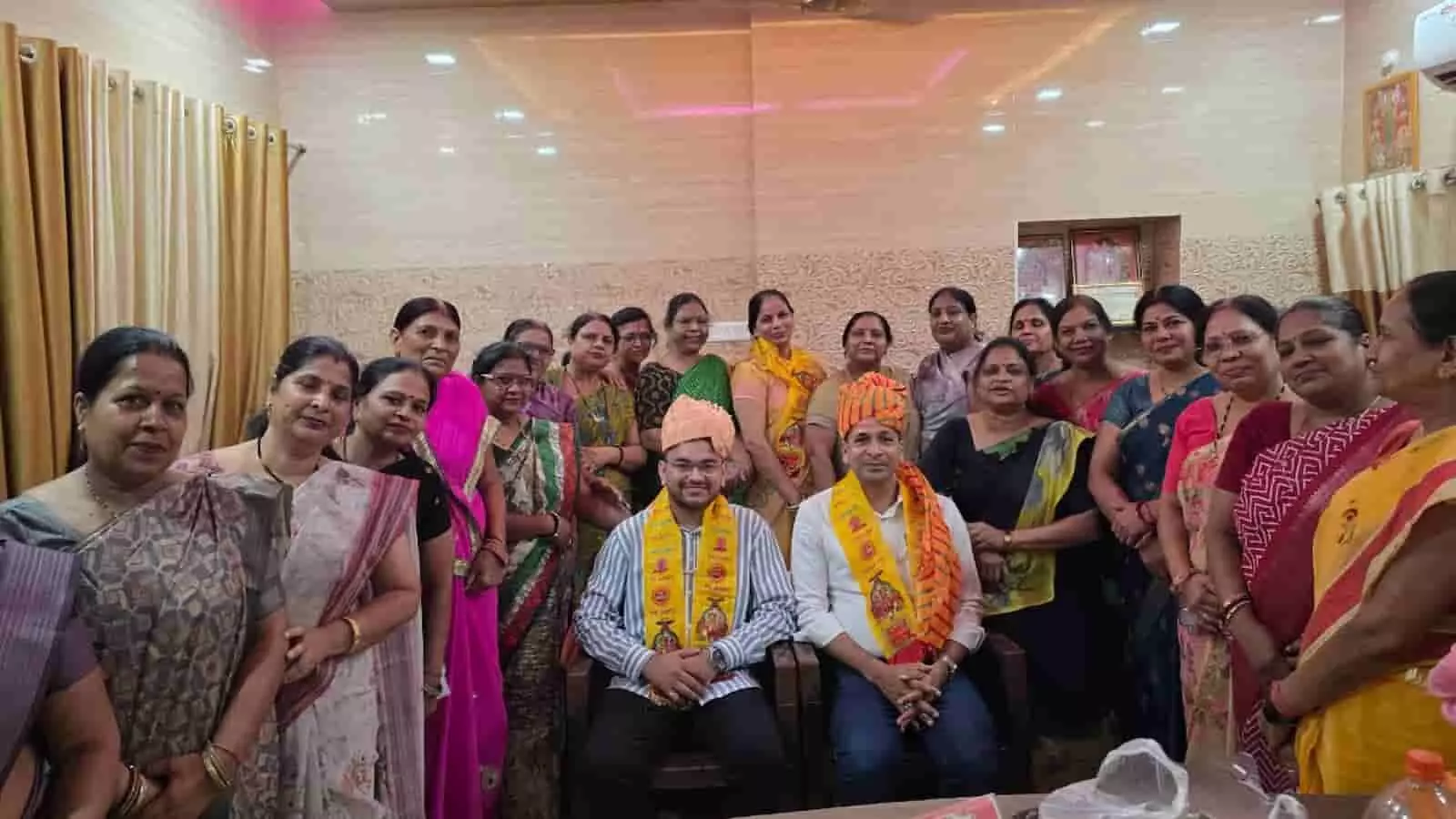 तस्वीर में गंगापुर सिटी की बैठक में सम्मानित होने वाली विभूतियां और महिला सदस्य नजर आ रही हैं। तस्वीर में गंगापुर सिटी की बैठक में सम्मानित होने वाली विभूतियां और महिला सदस्य नजर आ रही हैं।