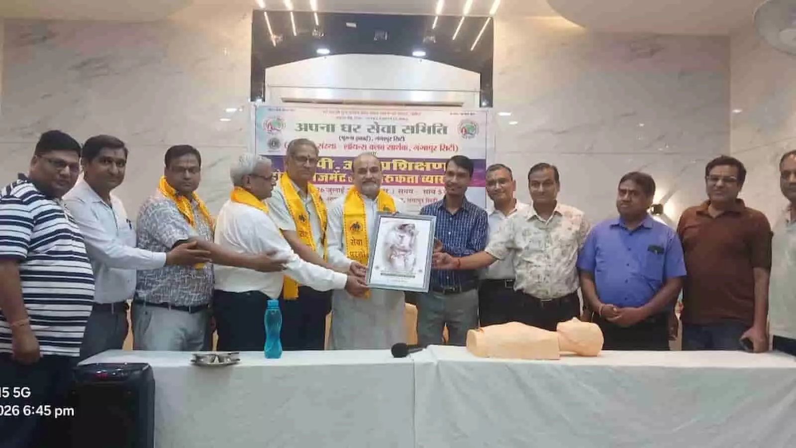 अग्रवाल धर्मशाला में सीपीआर प्रशिक्षण शिविर के दौरान मंचासीन अतिथि नजर आ रहे हैं। अग्रवाल धर्मशाला में सीपीआर प्रशिक्षण शिविर के दौरान मंचासीन अतिथि नजर आ रहे हैं।
