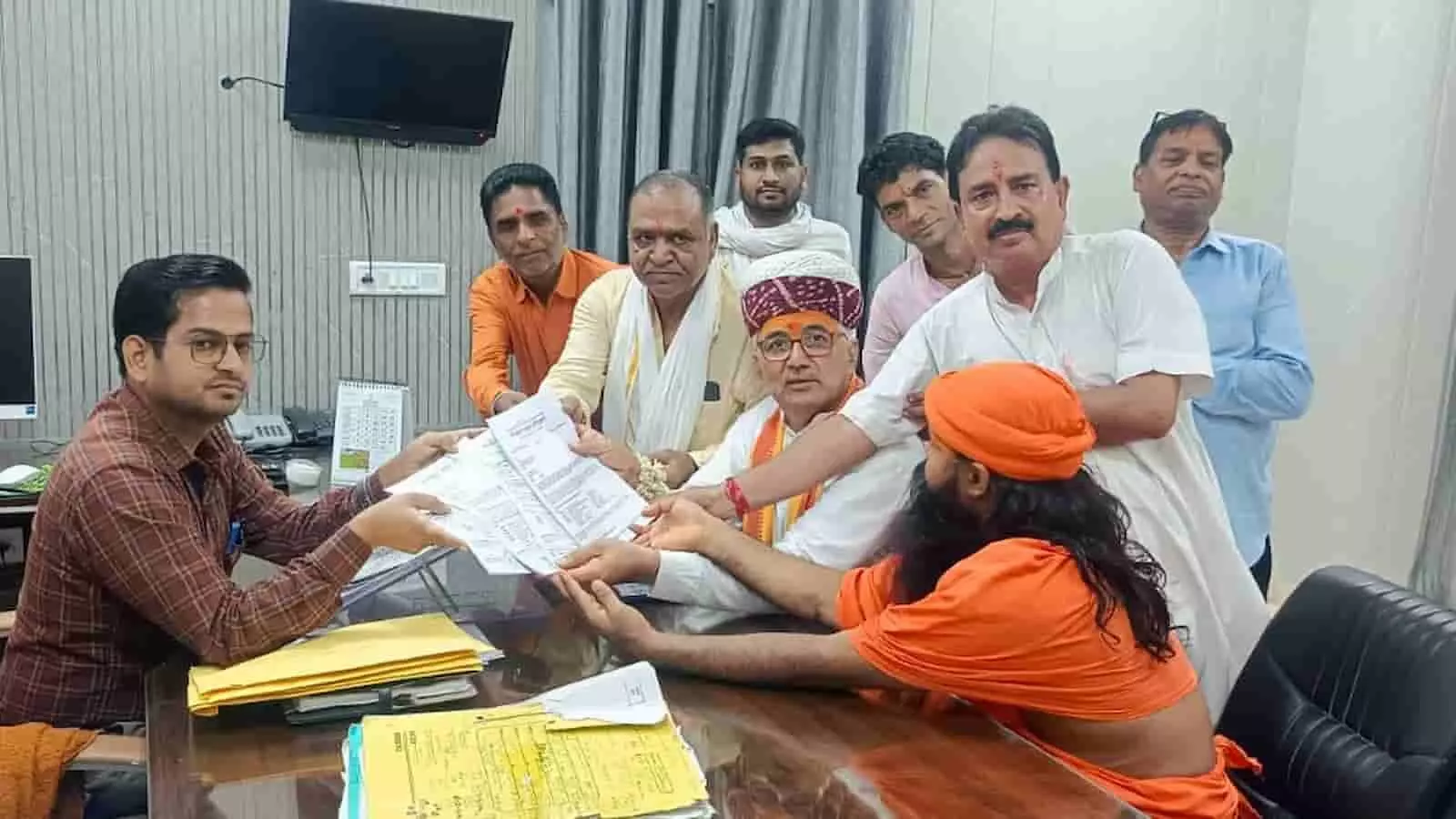तस्वीर में सवाईमाधोपुर कार्यालय में अधिकारी को प्रार्थना पत्र सौंपते संत और गो भक्त। तस्वीर में सवाईमाधोपुर कार्यालय में अधिकारी को प्रार्थना पत्र सौंपते संत और गो भक्त।