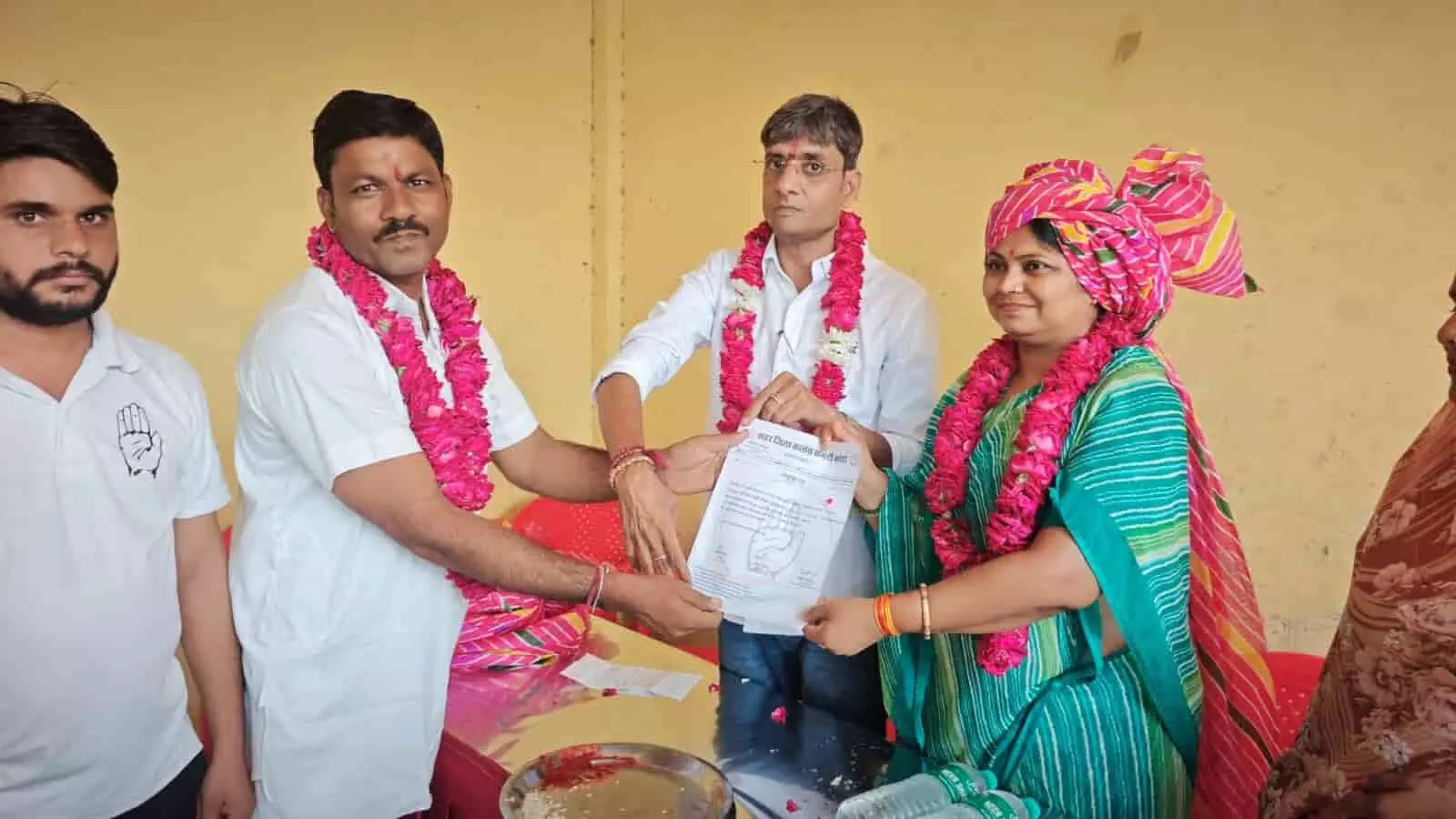 तस्वीर में गुलाबी माला पहने नेता एक व्यक्ति को नियुक्ति पत्र सौंपते हुए। तस्वीर में गुलाबी माला पहने नेता एक व्यक्ति को नियुक्ति पत्र सौंपते हुए।
