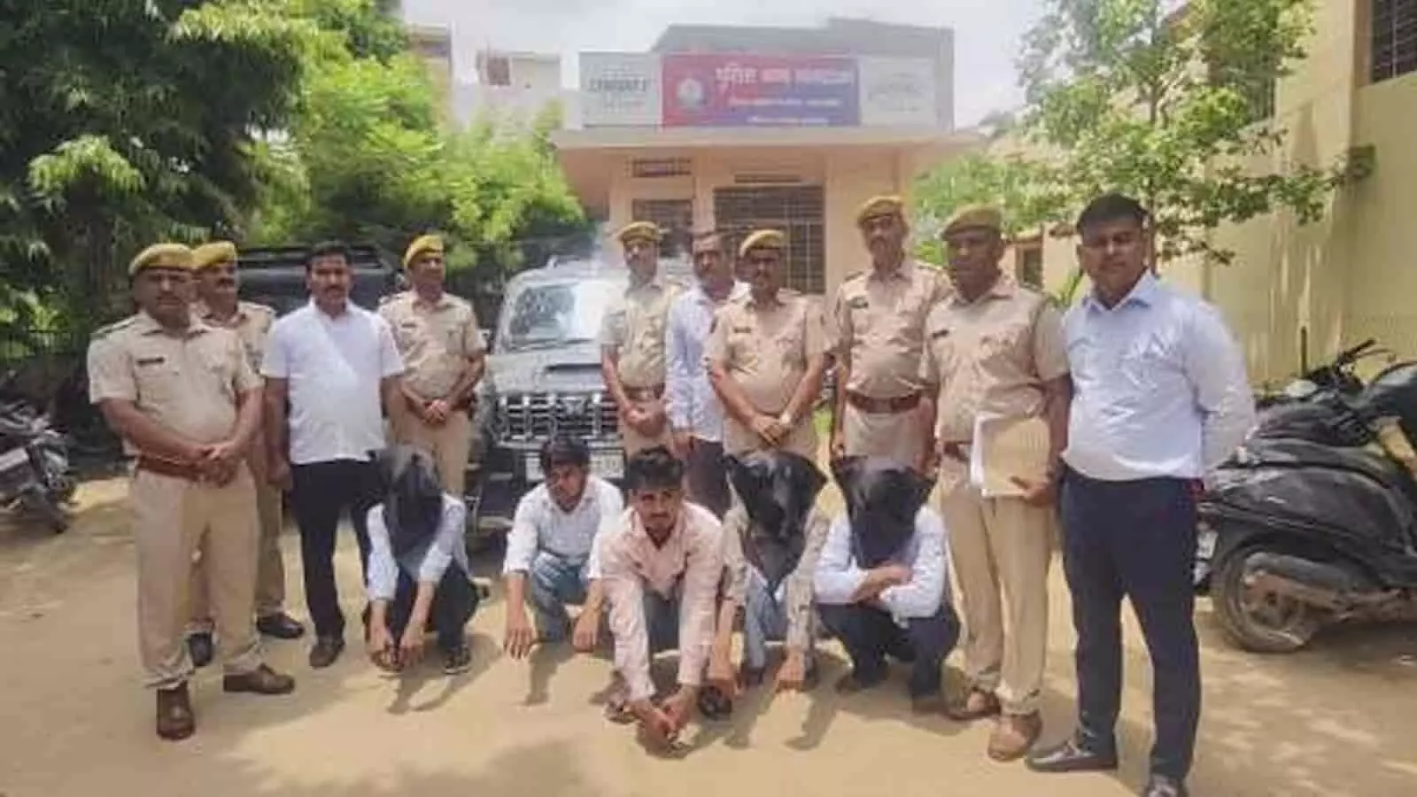 तस्वीर में सवाई माधोपुर थाने के बाहर पुलिसकर्मी और ज्वैलर लूटकांड के गिरफ्तार आरोपी नजर आ रहे हैं। तस्वीर में सवाई माधोपुर थाने के बाहर पुलिसकर्मी और ज्वैलर लूटकांड के गिरफ्तार आरोपी नजर आ रहे हैं।