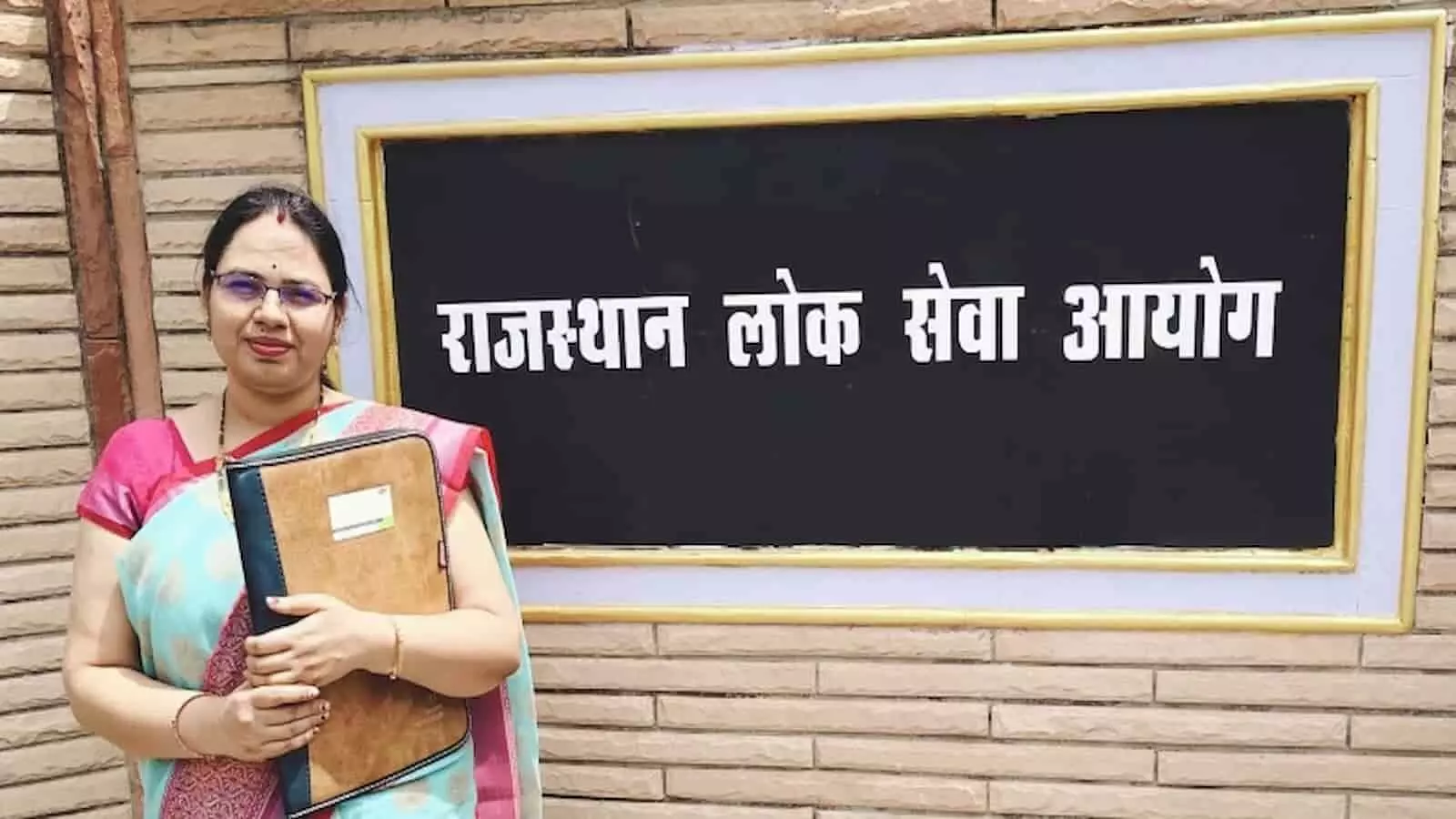 तस्वीर में विनिता पालीवाल राजस्थान लोक सेवा आयोग कार्यालय के बाहर खड़ी हैं। तस्वीर में विनिता पालीवाल राजस्थान लोक सेवा आयोग कार्यालय के बाहर खड़ी हैं।