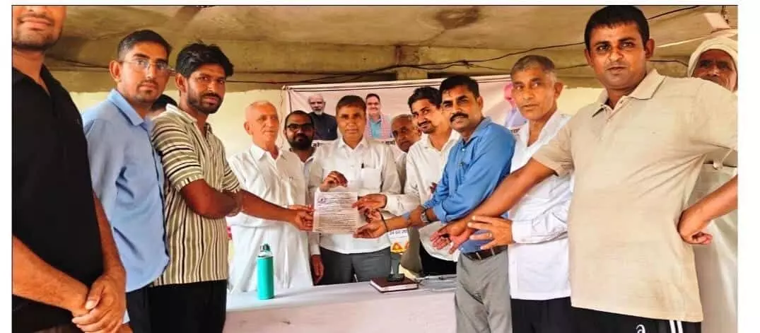 तस्वीर में ग्रामीण सेवा शिविर के दौरान अधिकारी और ग्रामीण राजकीय प्राथमिक विद्यालय का भूमि पट्टा दिखाते हुए। तस्वीर में ग्रामीण सेवा शिविर के दौरान अधिकारी और ग्रामीण राजकीय प्राथमिक विद्यालय का भूमि पट्टा दिखाते हुए।