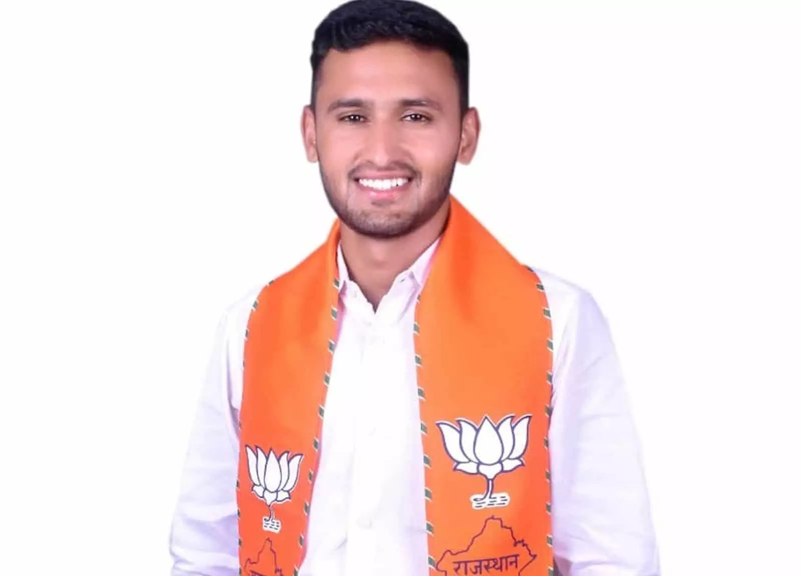 तस्वीर में मनोज कुमार गुर्जर भाजपा का केसरिया दुपट्टा पहने खड़े हुए दिखाई दे रहे हैं। तस्वीर में मनोज कुमार गुर्जर भाजपा का केसरिया दुपट्टा पहने खड़े हुए दिखाई दे रहे हैं।