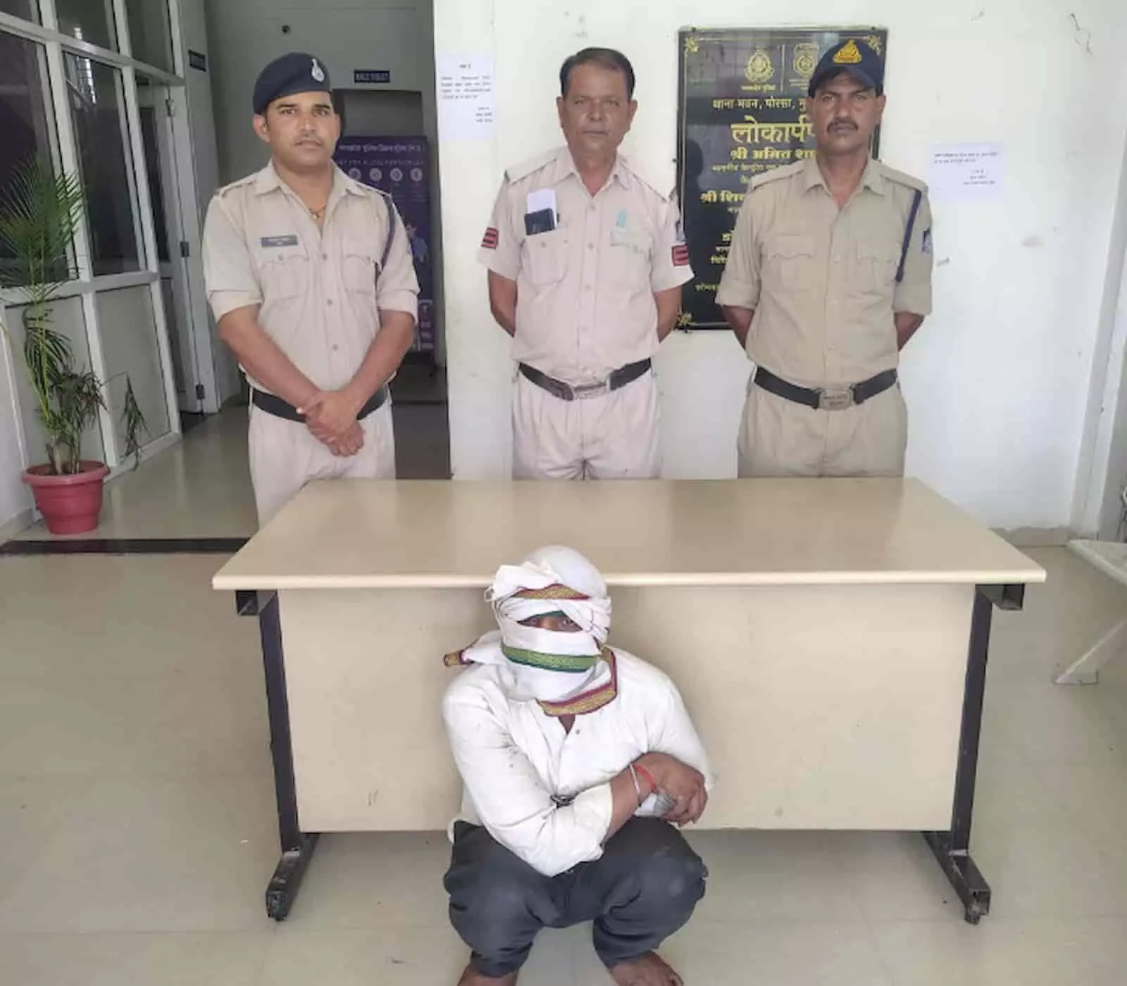 तस्वीर में पोरसा पुलिस थाने के भीतर आरोपी को कस्टडी में लेकर खड़े पुलिसकर्मी दिखाई दे रहे हैं। तस्वीर में पोरसा पुलिस थाने के भीतर आरोपी को कस्टडी में लेकर खड़े पुलिसकर्मी दिखाई दे रहे हैं।