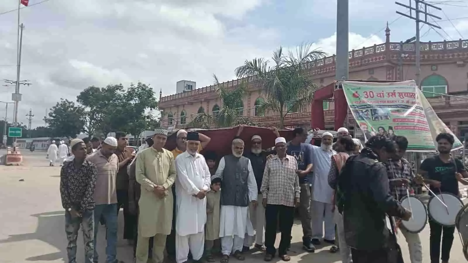 तस्वीर में कपासन के खात्याखेड़ी में उर्स के जुलूस के दौरान चादर और श्रद्धालु नजर आ रहे हैं। तस्वीर में कपासन के खात्याखेड़ी में उर्स के जुलूस के दौरान चादर और श्रद्धालु नजर आ रहे हैं।