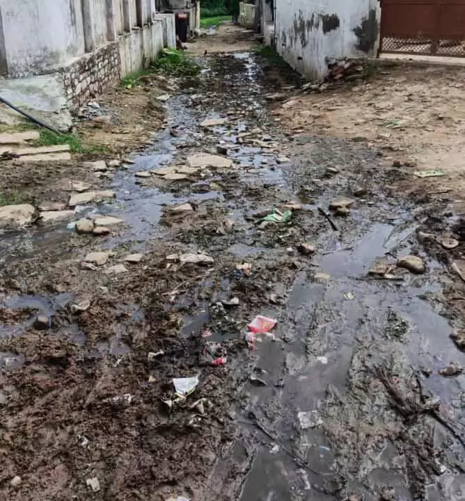 बारिश में कीचड़ और जलभराव से बेहाल झिरका-बांगर्रा, स्कूल जाने को मजबूर बच्चे, ग्रामीणों ने सड़क निर्माण की उठाई मांग