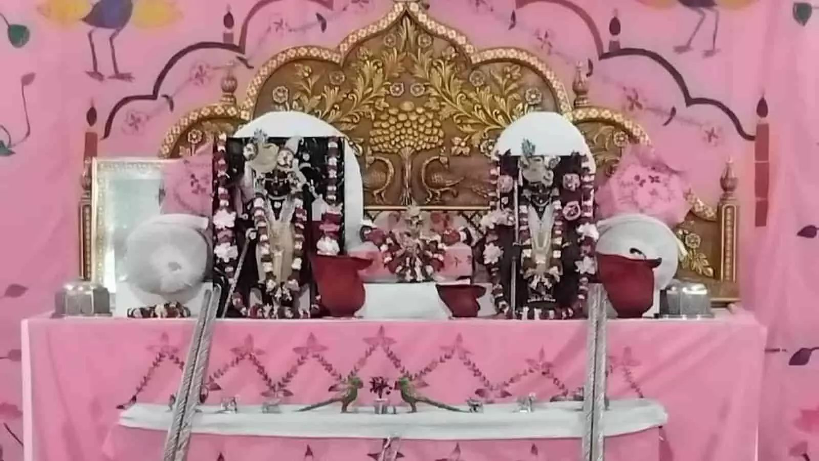 तस्वीर में भीलवाड़ा के श्री आनंदधाम हवेली मंदिर में सजे हुए ठाकुरजी के दर्शन हो रहे हैं। तस्वीर में भीलवाड़ा के श्री आनंदधाम हवेली मंदिर में सजे हुए ठाकुरजी के दर्शन हो रहे हैं।