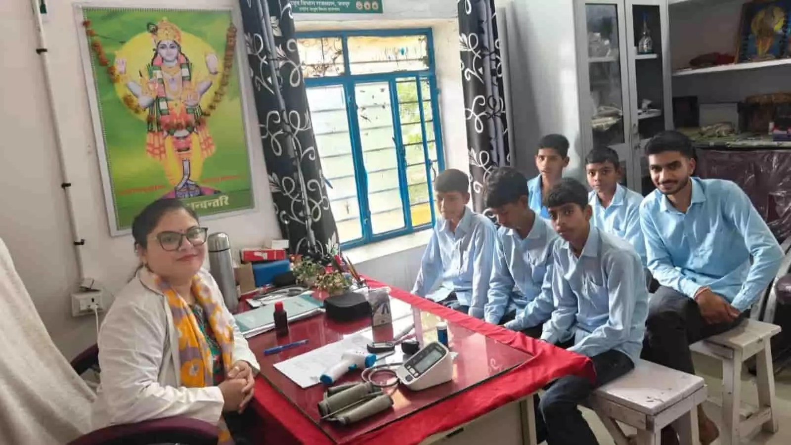 तस्वीर में बदराणा के स्वास्थ्य केंद्र पर चिकित्सा अधिकारी और प्रशिक्षण ले रहे प्रतिभागी नजर आ रहे हैं। तस्वीर में बदराणा के स्वास्थ्य केंद्र पर चिकित्सा अधिकारी और प्रशिक्षण ले रहे प्रतिभागी नजर आ रहे हैं।