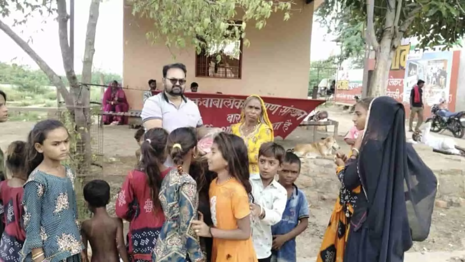 तस्वीर में बारां की गाड़िया लुहार बस्ती में बच्चों और महिलाओं को वस्त्र वितरित किए जा रहे हैं।