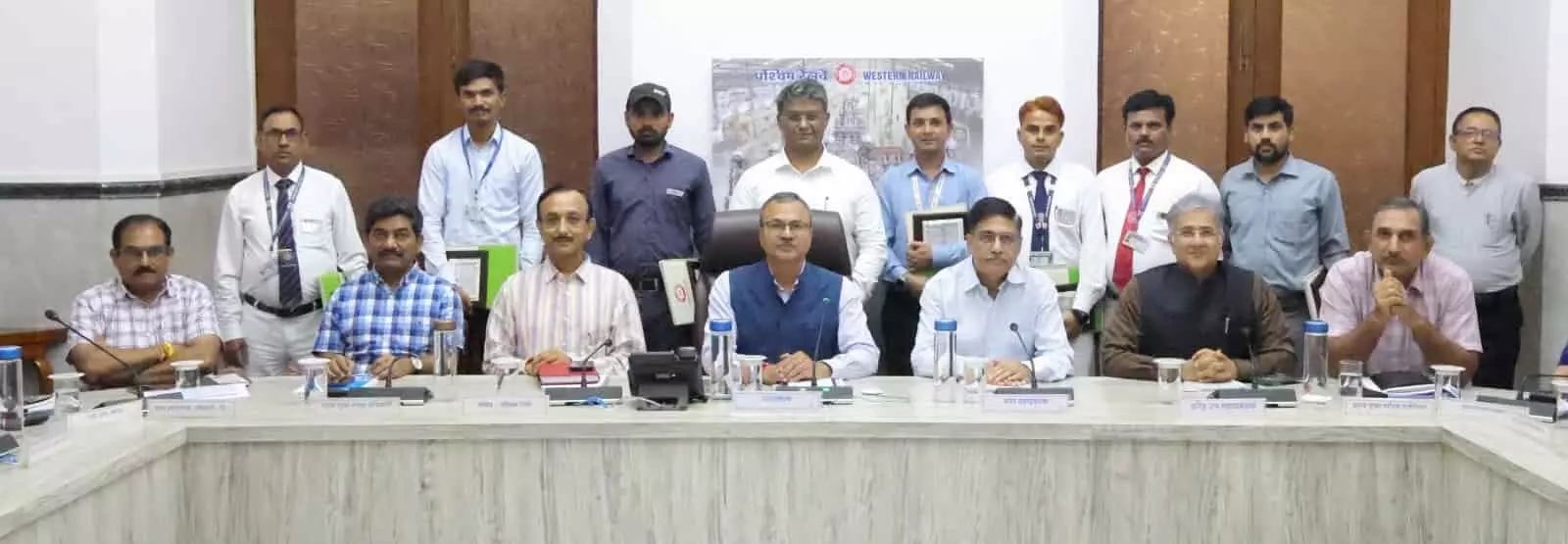 तस्वीर में पश्चिम रेलवे के अधिकारी और कर्मचारी बैठक कक्ष में संरक्षा पुरस्कार समारोह के दौरान बैठे और खड़े दिखाई दे रहे हैं।