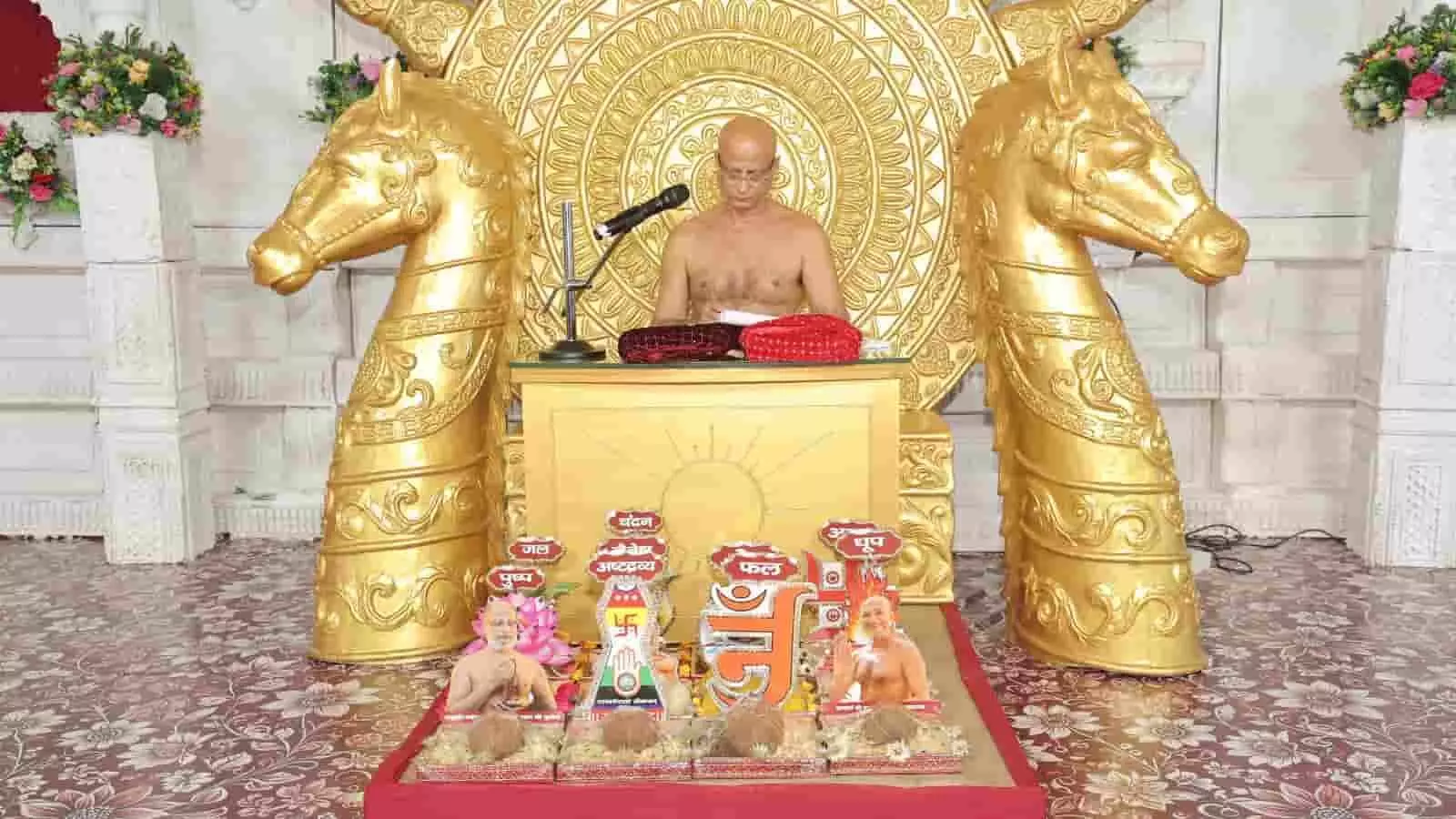 तस्वीर में मंच पर विराजमान गुरुदेव पुलकसागरजी सूर्यमहल में प्रवचन के दौरान दिख रहे हैं। तस्वीर में मंच पर विराजमान गुरुदेव पुलकसागरजी सूर्यमहल में प्रवचन के दौरान दिख रहे हैं।