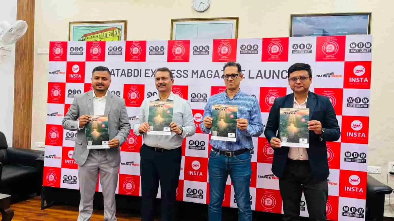तस्वीर में बैकड्रॉप के सामने खड़े चार पुरुष हाथों में Track & Trend मैगजीन थामे हुए दिख रहे हैं। तस्वीर में बैकड्रॉप के सामने खड़े चार पुरुष हाथों में Track & Trend मैगजीन थामे हुए दिख रहे हैं।
